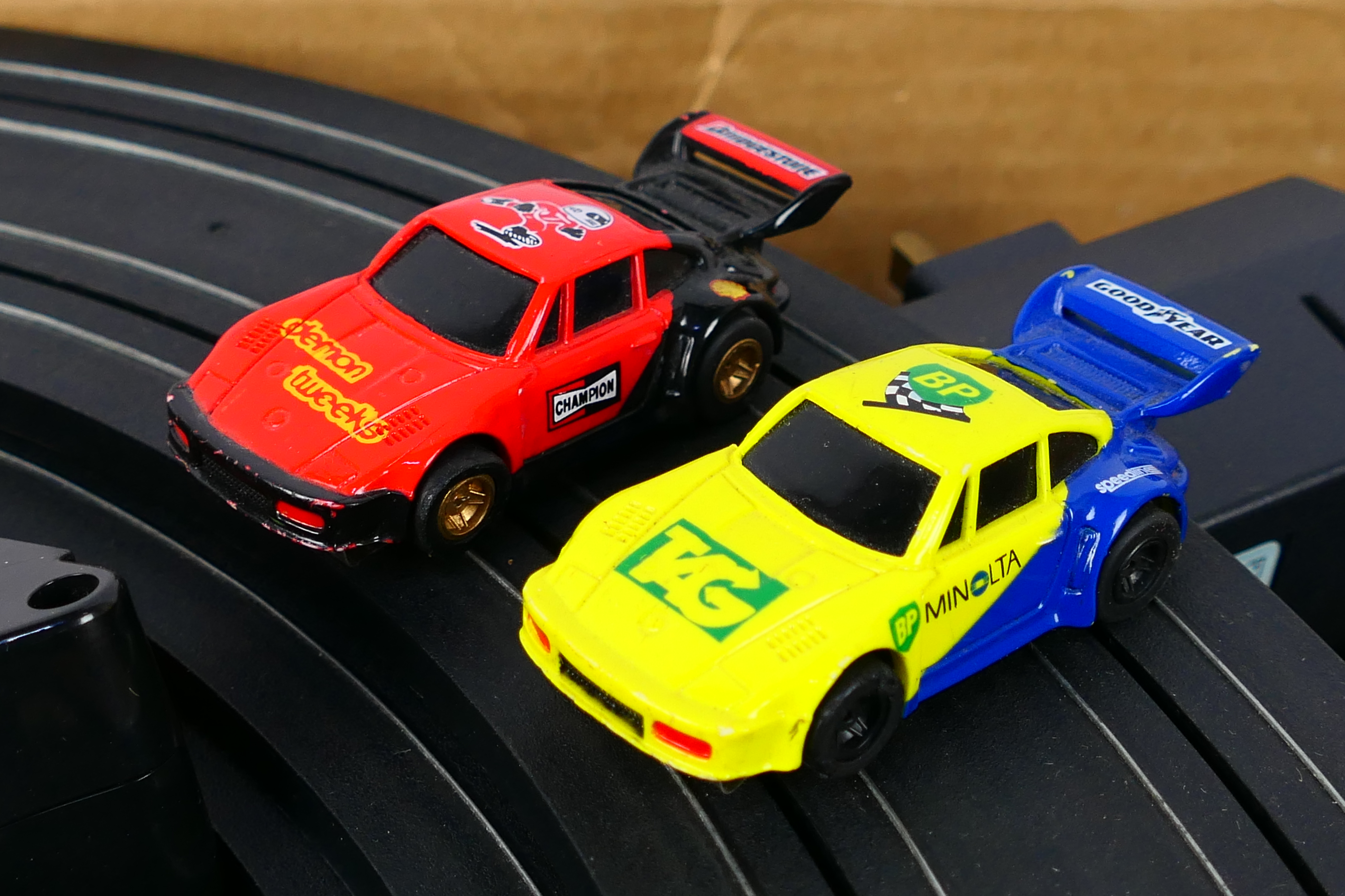 Tomy AFX - Scalextric - A boxed Tomy AFX Vertigo set with 2 x BMW 3 series cars # 8661 and a - Image 3 of 5