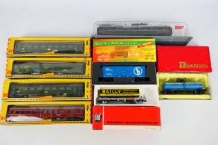 Fleischmann - Jouef - Rivarossi - Eight boxed items of HO gauge passenger coaches and freight