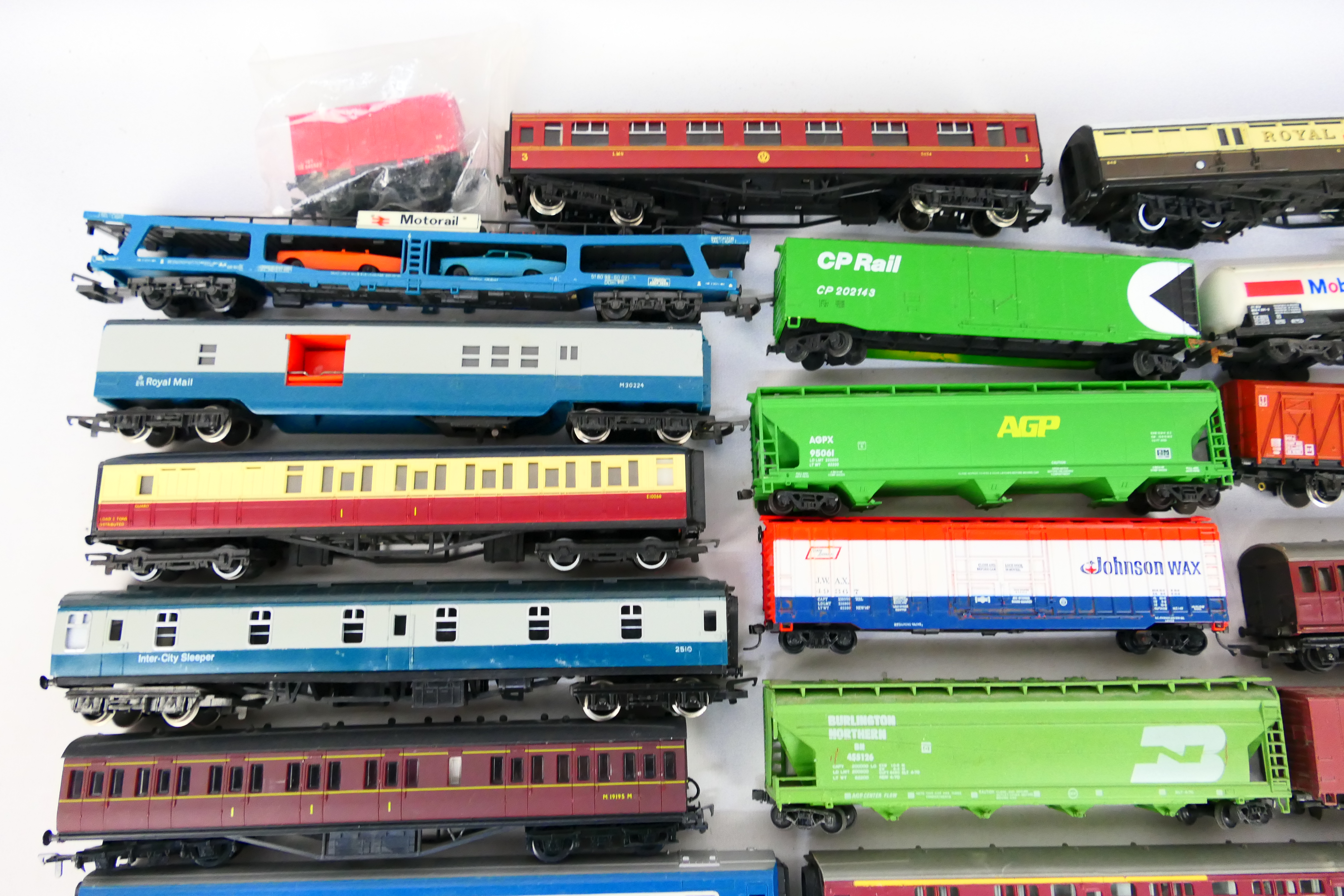 Hornby - Tri-ang - Others - 26 items of unboxed OO / HO gauge passenger and freight rolling stock. - Image 2 of 3