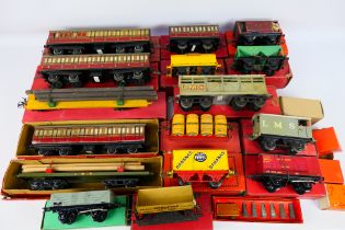 Hornby Trains - Model Railways - Tinplate - A collection of O gauge tinplate rolling stock