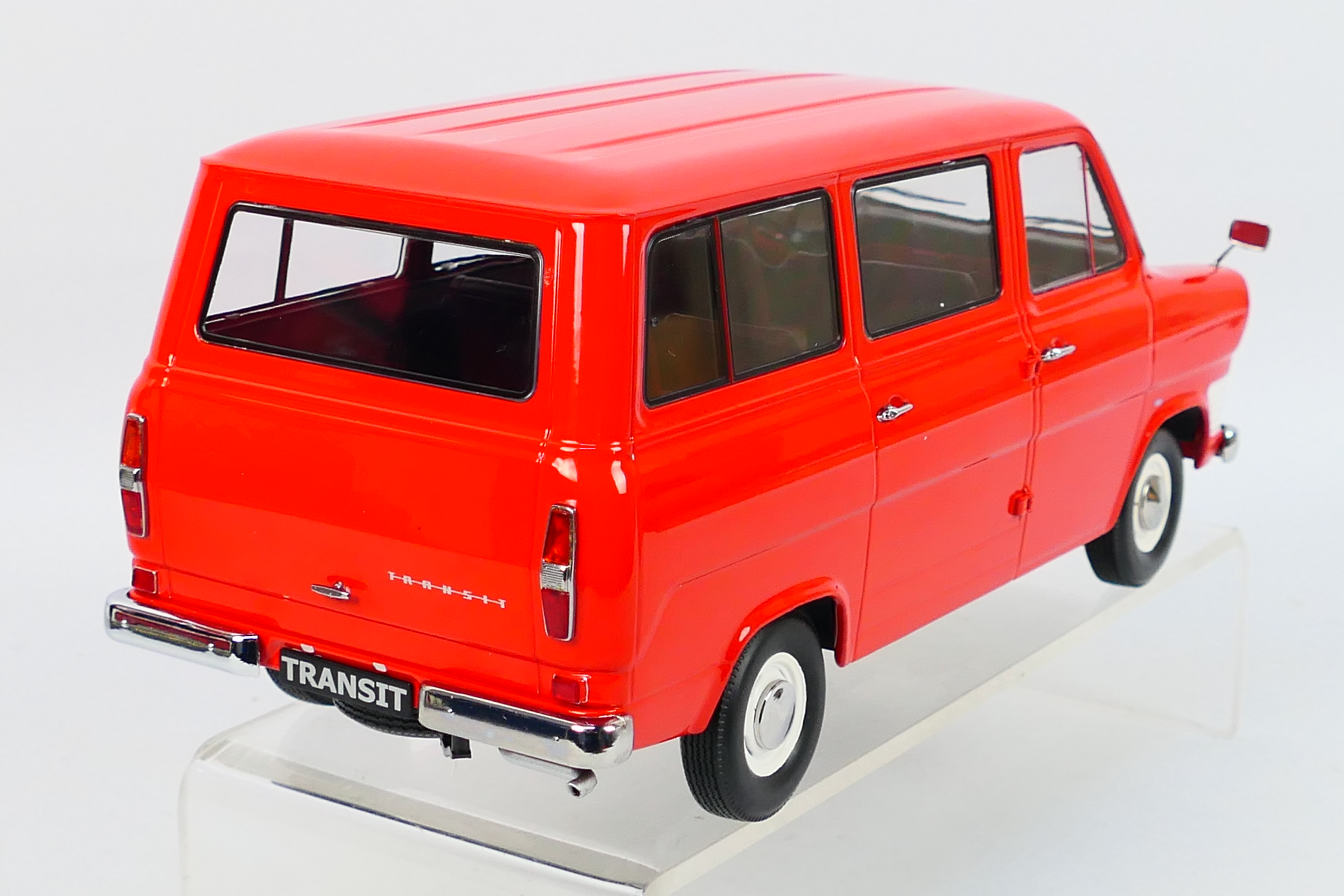 KK scale - A boxed Limited Edition 1:18 scale KK SCale #KKDC180463 1965 Ford Transit Bus. - Image 5 of 5