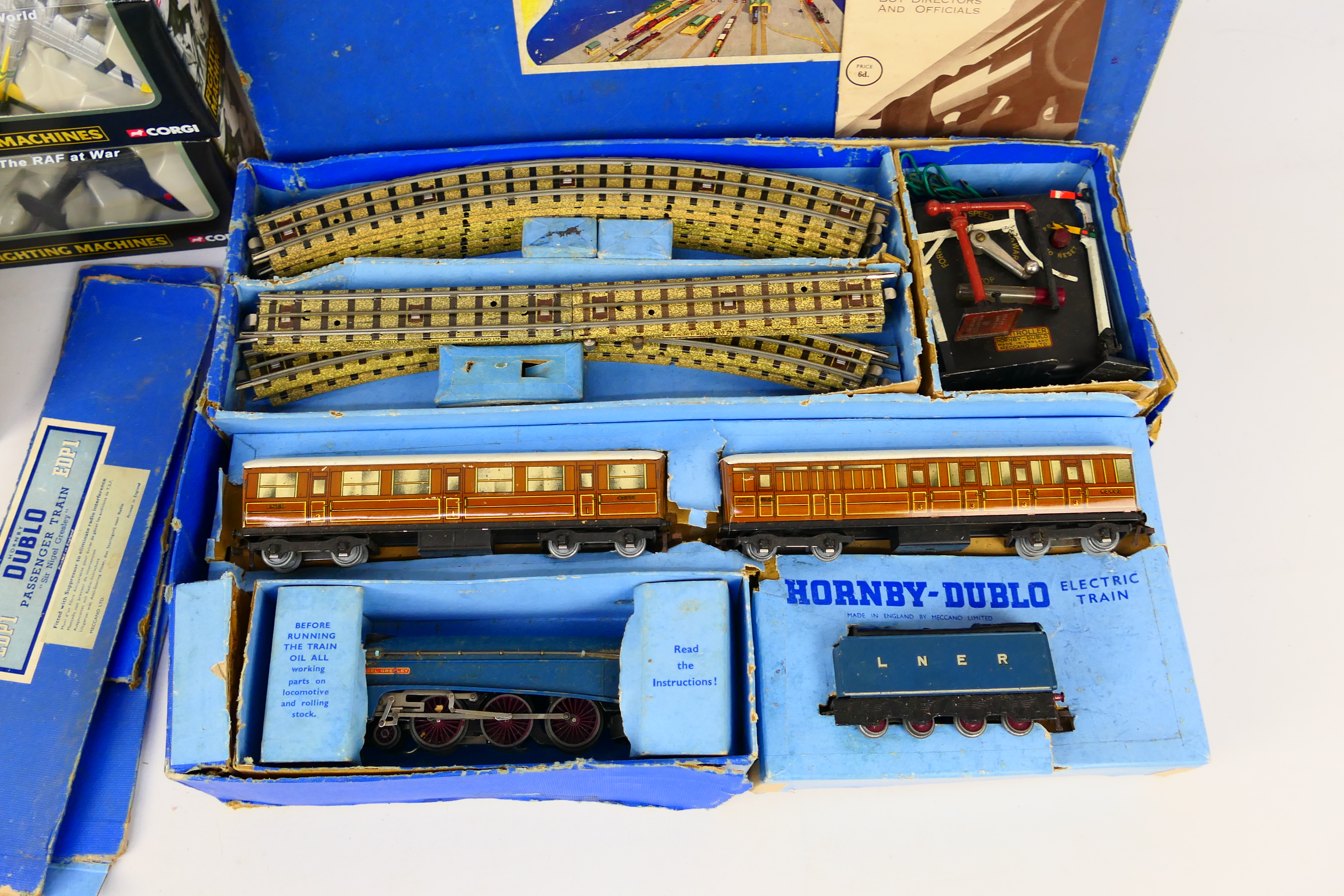 Hornby - A boxed Dublo Sir Nigel Gresley trains set # EDP1, - Image 3 of 7