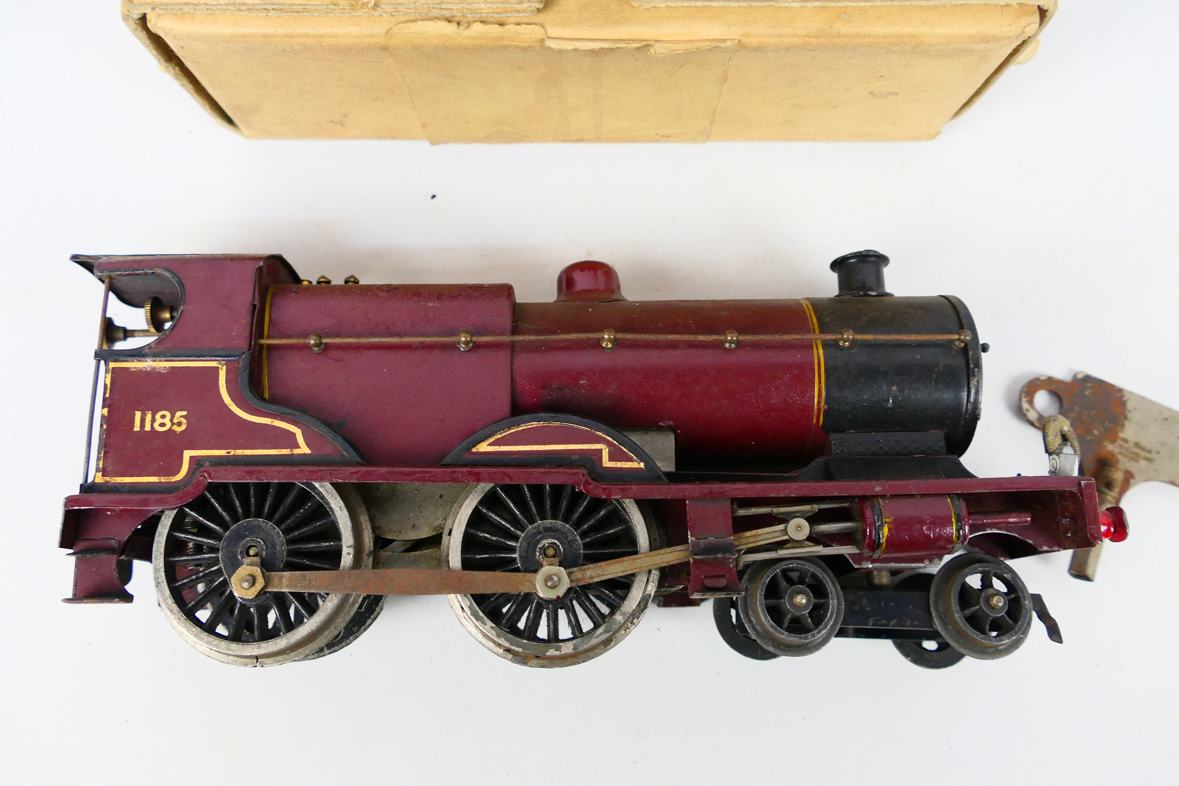 Hornby - A clockwork O gauge 4-4-0 LMS Compound locomotive and tender number 1185 # E220. - Image 3 of 8