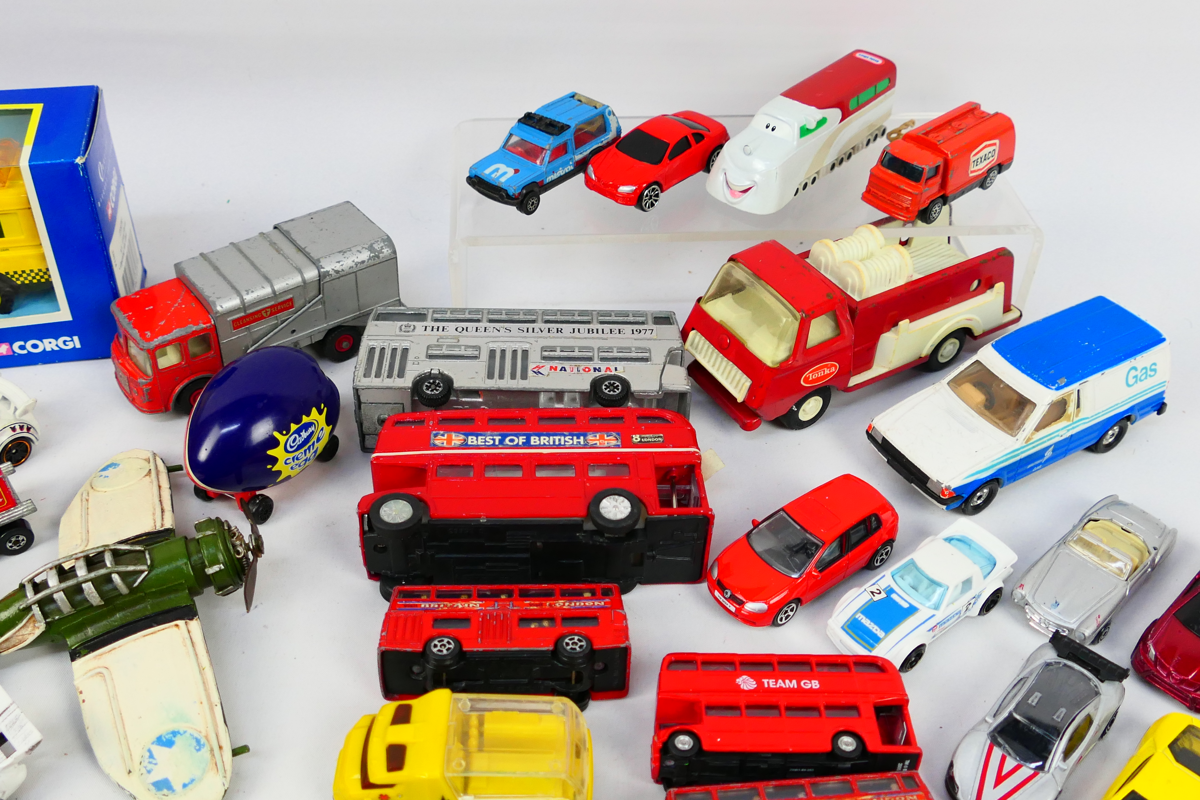 Corgi - Hot Wheels - Matchbox - Majorette - A collection of vehicles including a boxed AA Land - Image 2 of 4