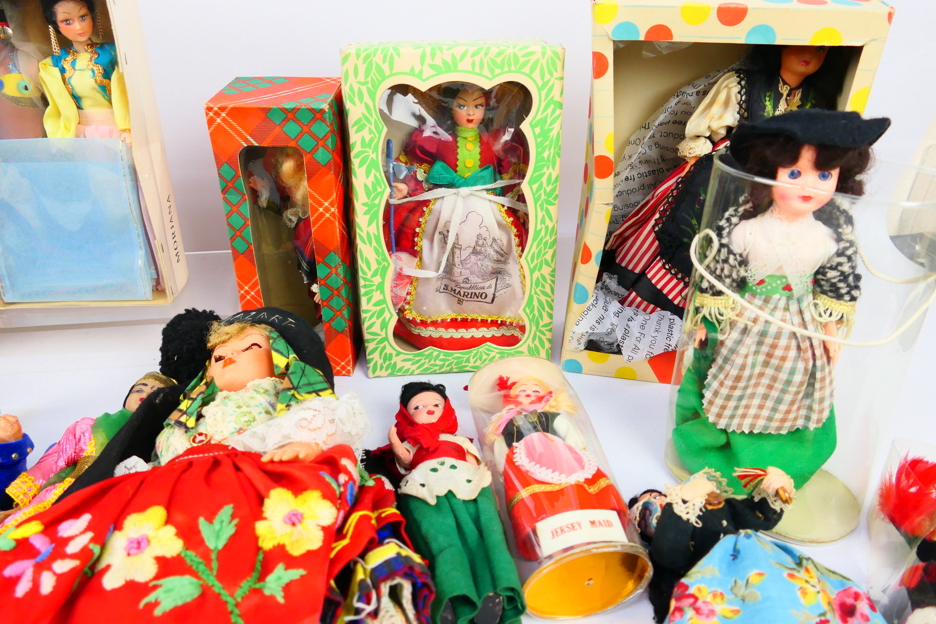 Peggy Nisbet - Myfanwy - Muster - A collection of over 15 mixed plastic dolls. - Image 5 of 6