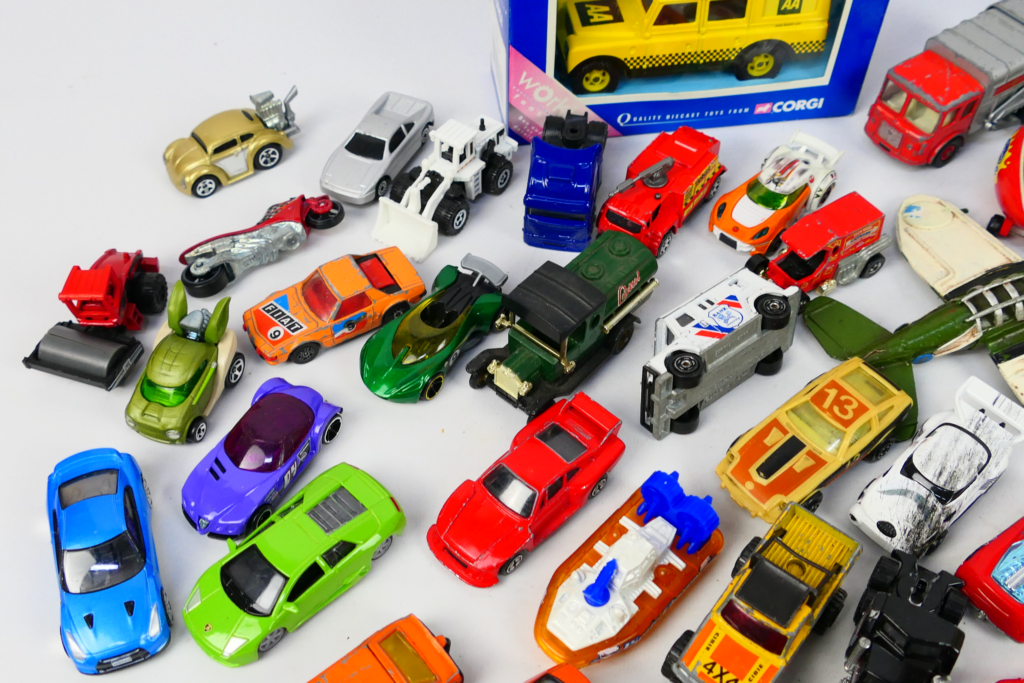 Corgi - Hot Wheels - Matchbox - Majorette - A collection of vehicles including a boxed AA Land - Image 3 of 4