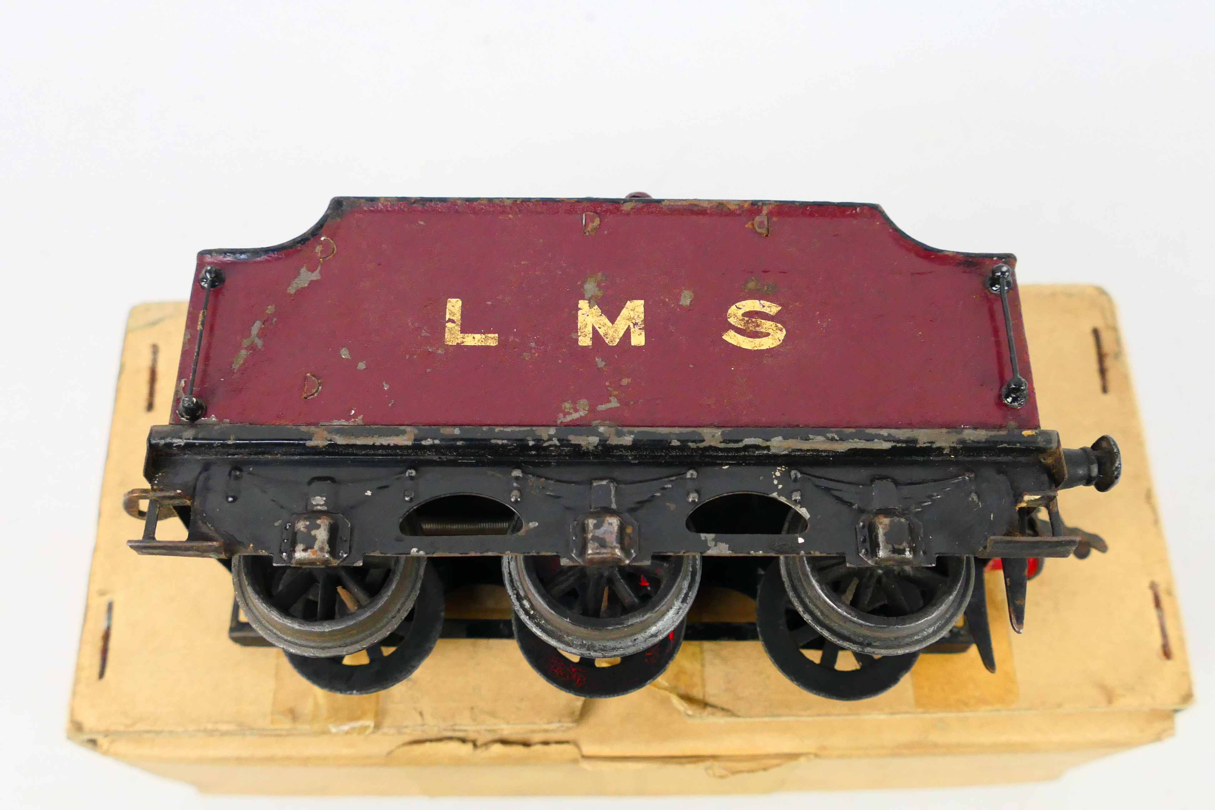 Hornby - A clockwork O gauge 4-4-0 LMS Compound locomotive and tender number 1185 # E220. - Image 8 of 8