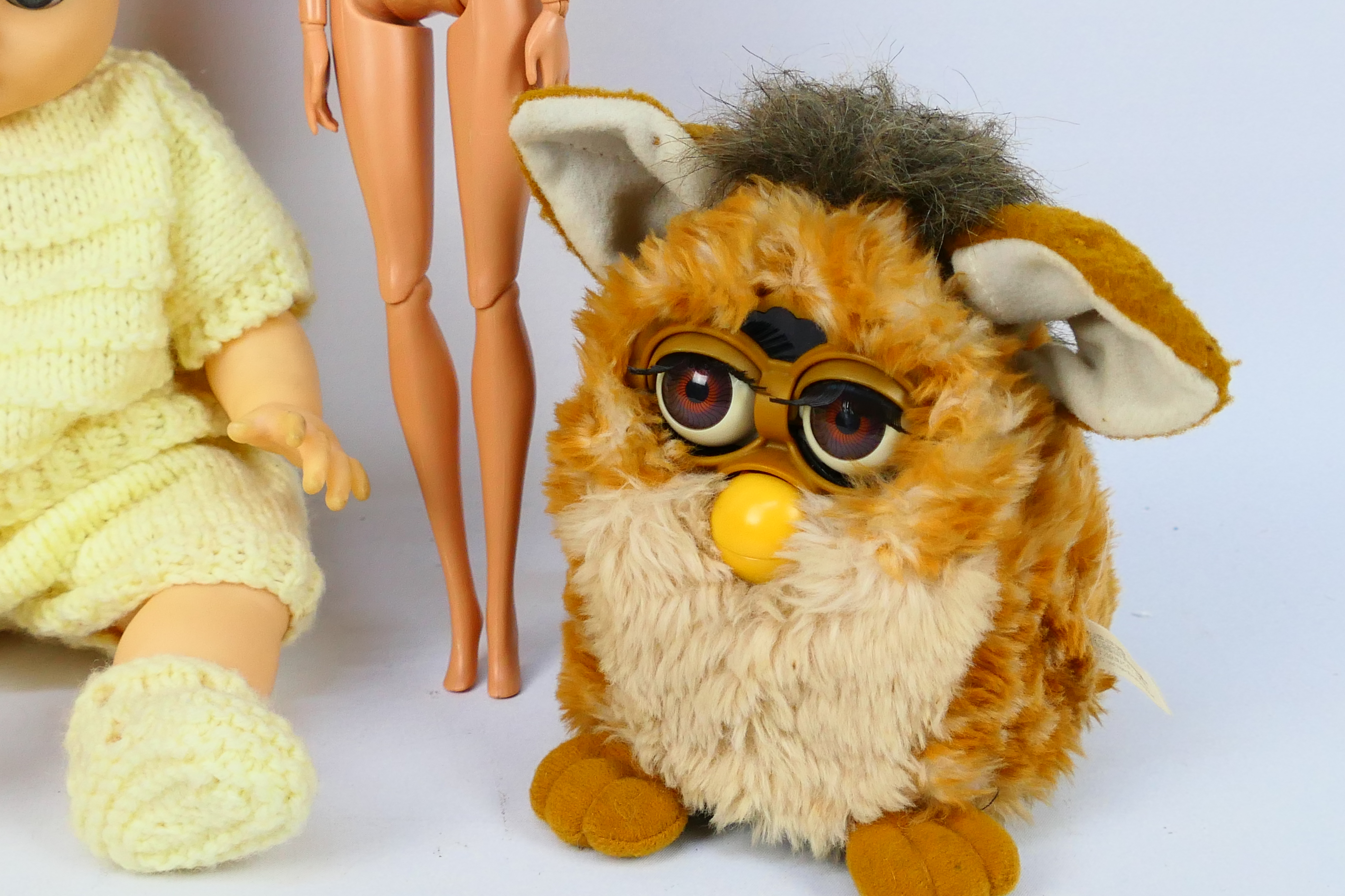 Tiger Furby - Barbie - Rosebud - 2 x unboxed Furbies, a 1998 Kiwi Furby and a 1998 Giraffe Furby, - Image 3 of 4