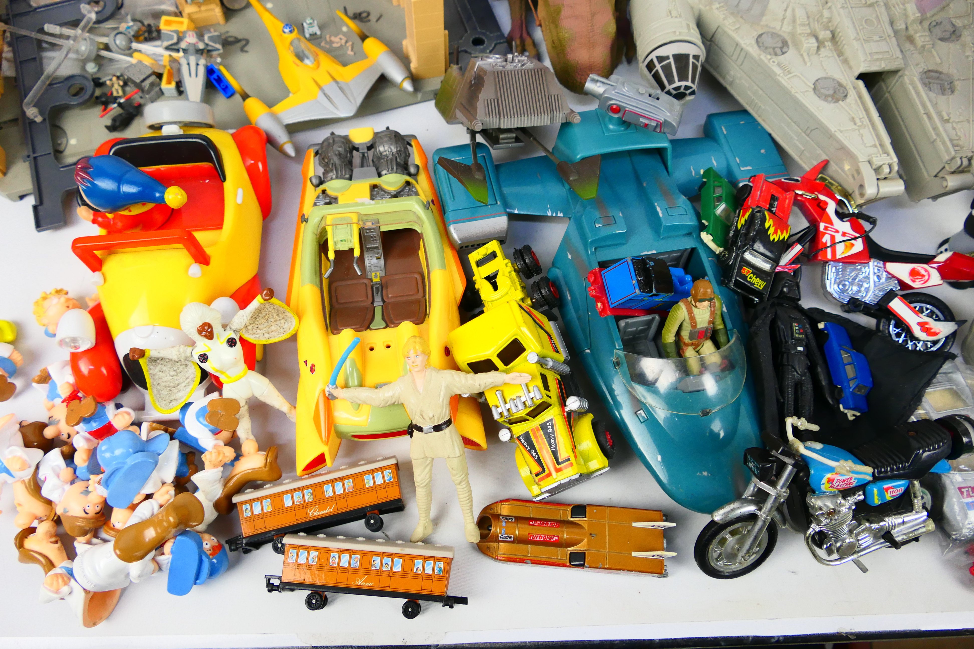 Kenner - Hasbro - Galoob - Tyco - Others - An assortment of unboxed vintage action figures and toys. - Image 5 of 7