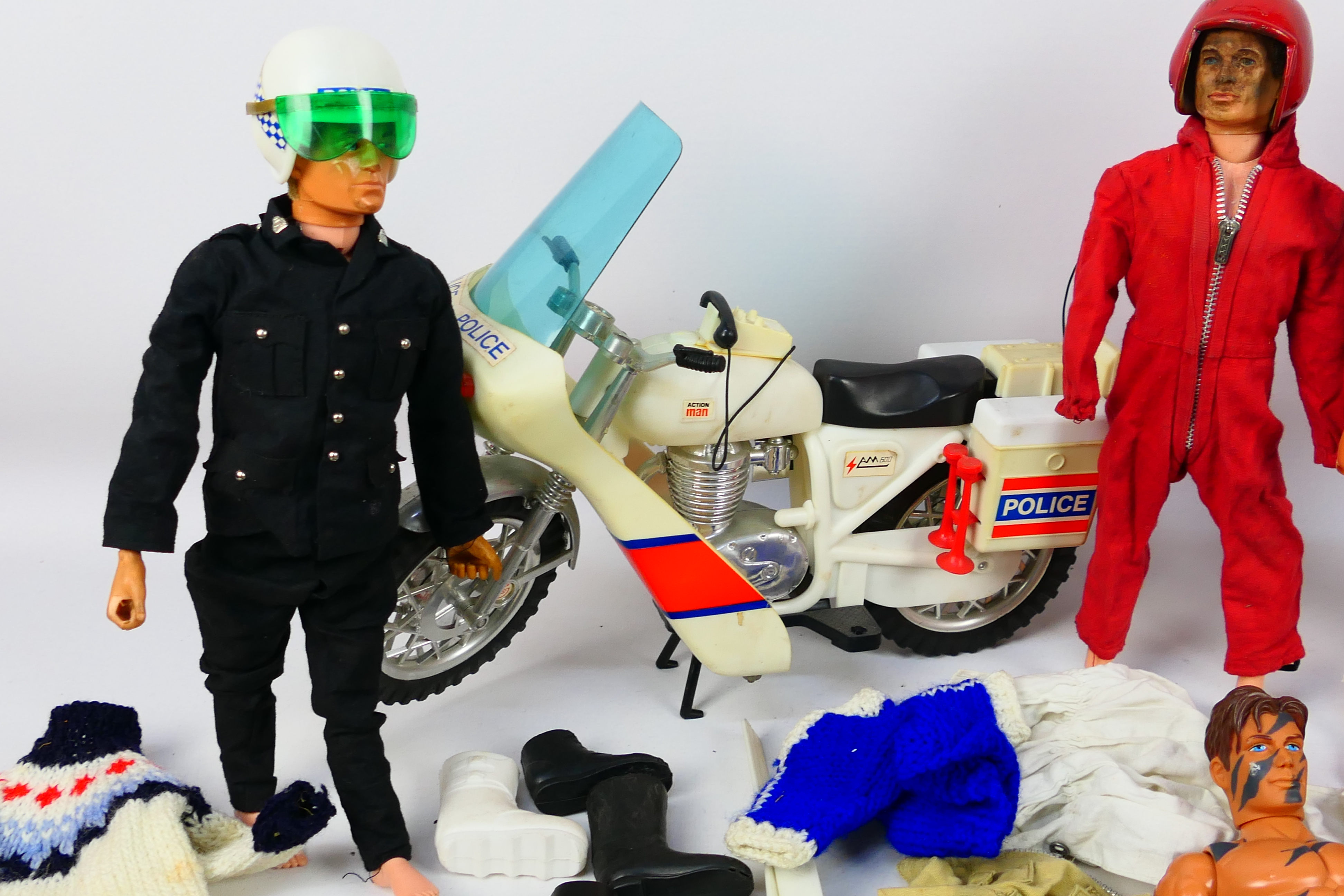 Palitoy - Hasbro - Action Man - A selection of of predominantly 90s Action men in very good - Image 2 of 7