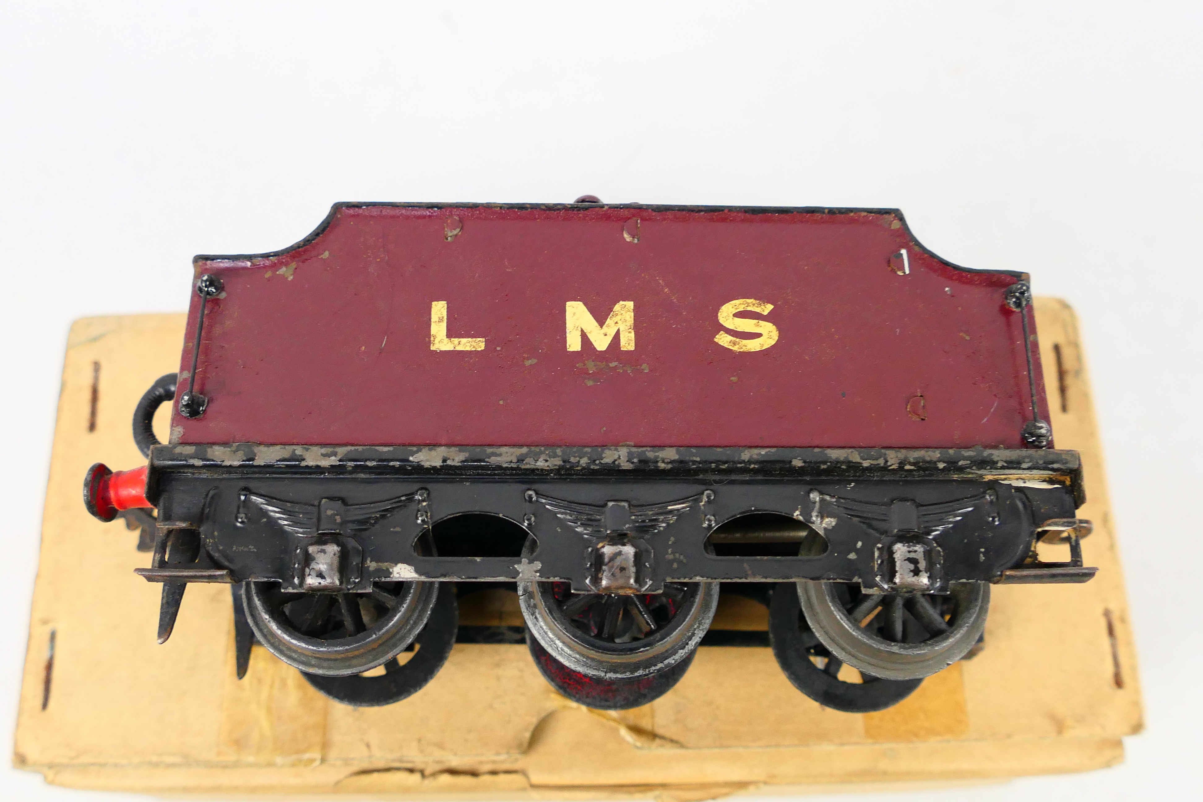 Hornby - A clockwork O gauge 4-4-0 LMS Compound locomotive and tender number 1185 # E220. - Image 7 of 8