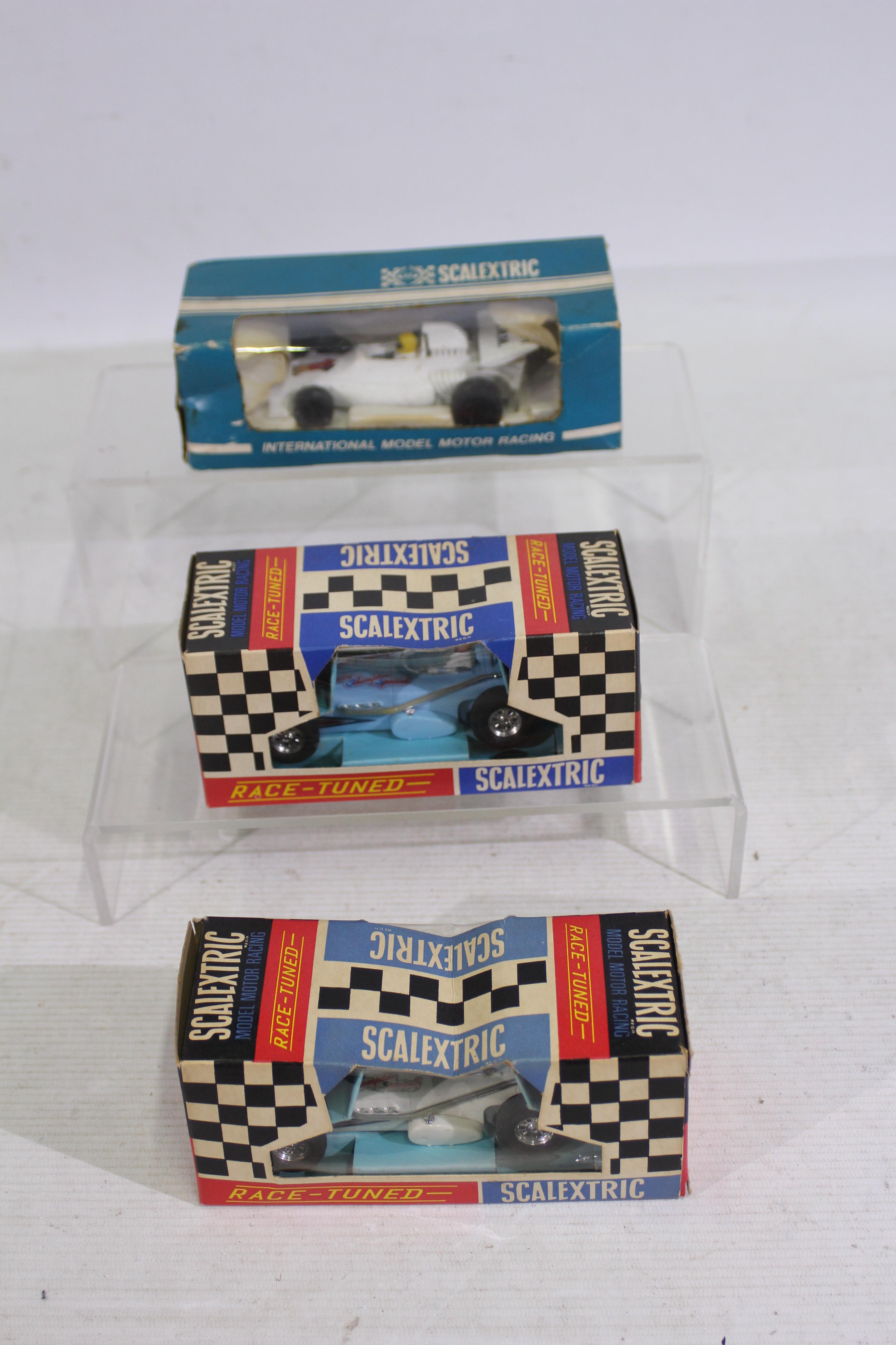 Scalextric - 3 x boxed vintage slot cars, Offenhauser Front Engine car in white # C. - Image 2 of 7