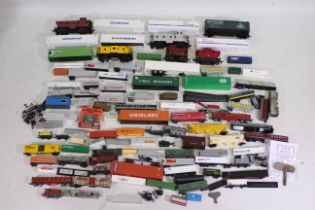 Micro Trains - A large unboxed collection of mainly N gauge with some OO / Ho gauge items of