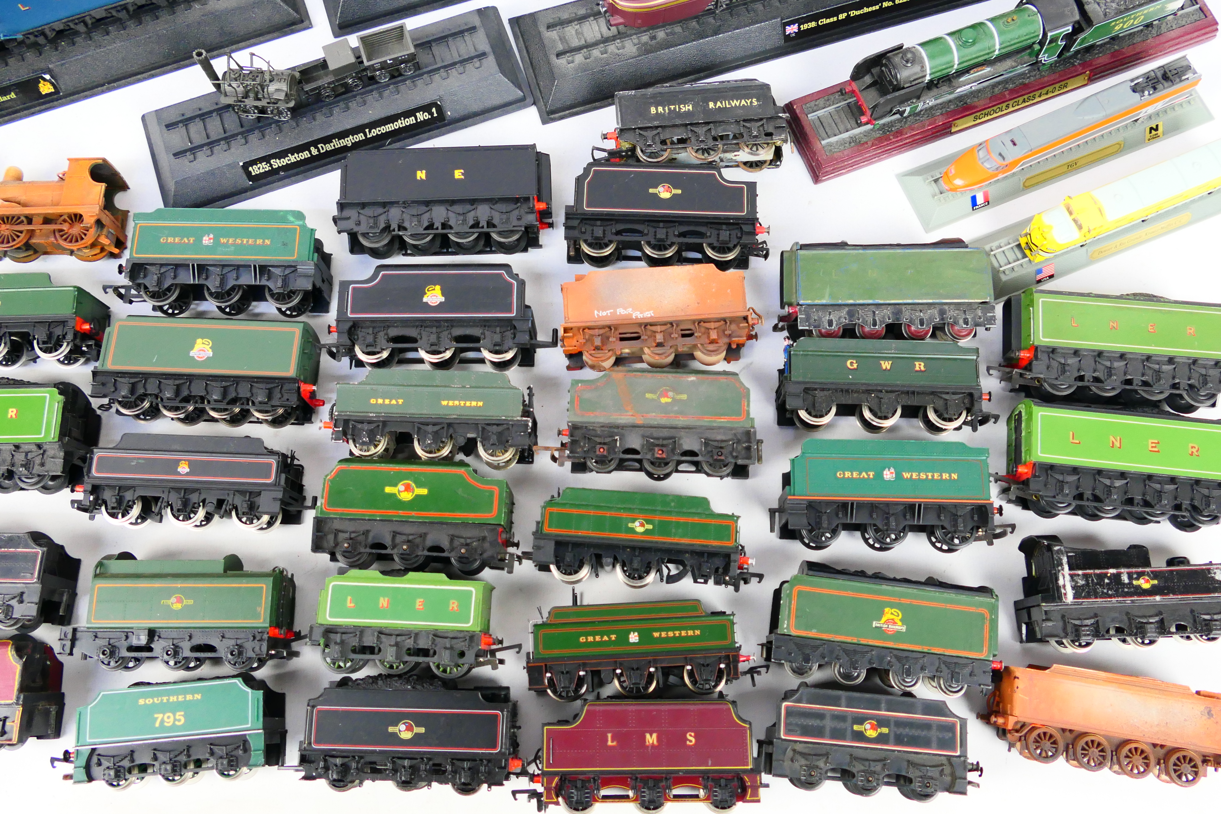 Hornby - Mainline - Tri-ang - Others - Over 40 OO / HO gauge tenders in a variety of liveries, - Image 3 of 5