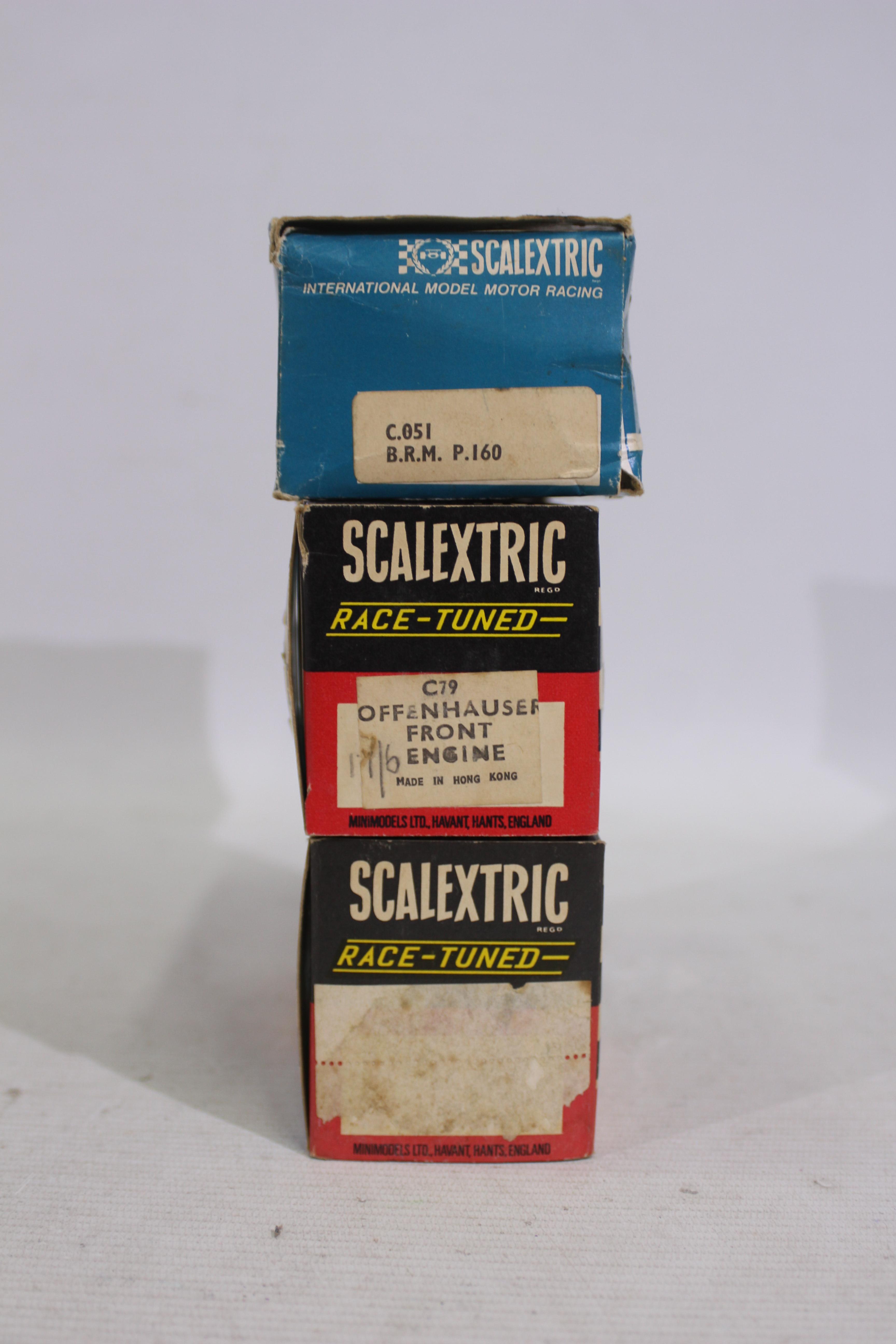Scalextric - 3 x boxed vintage slot cars, Offenhauser Front Engine car in white # C. - Image 3 of 7