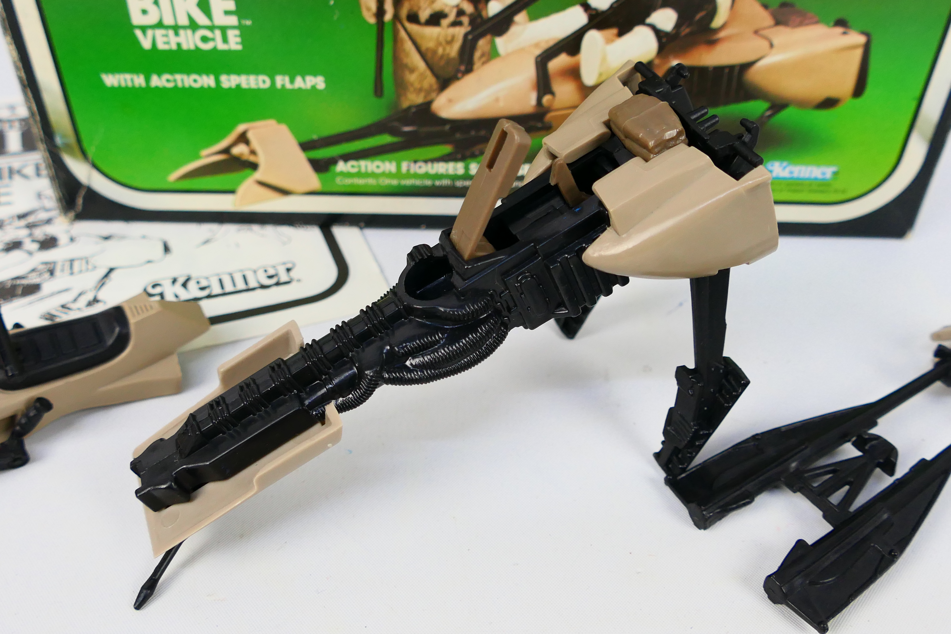 Star Wars - Kenner - A boxed Star Wars ROTJ Speeder Bike. - Bild 4 aus 8