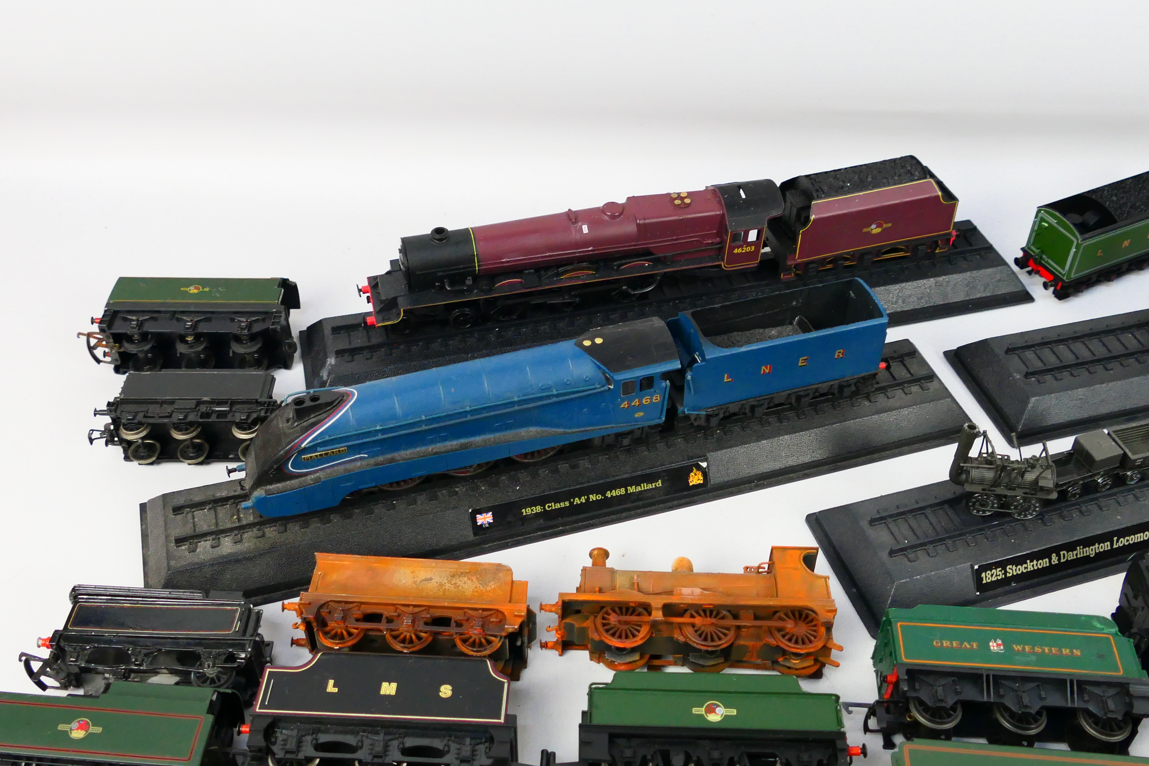Hornby - Mainline - Tri-ang - Others - Over 40 OO / HO gauge tenders in a variety of liveries, - Image 4 of 5