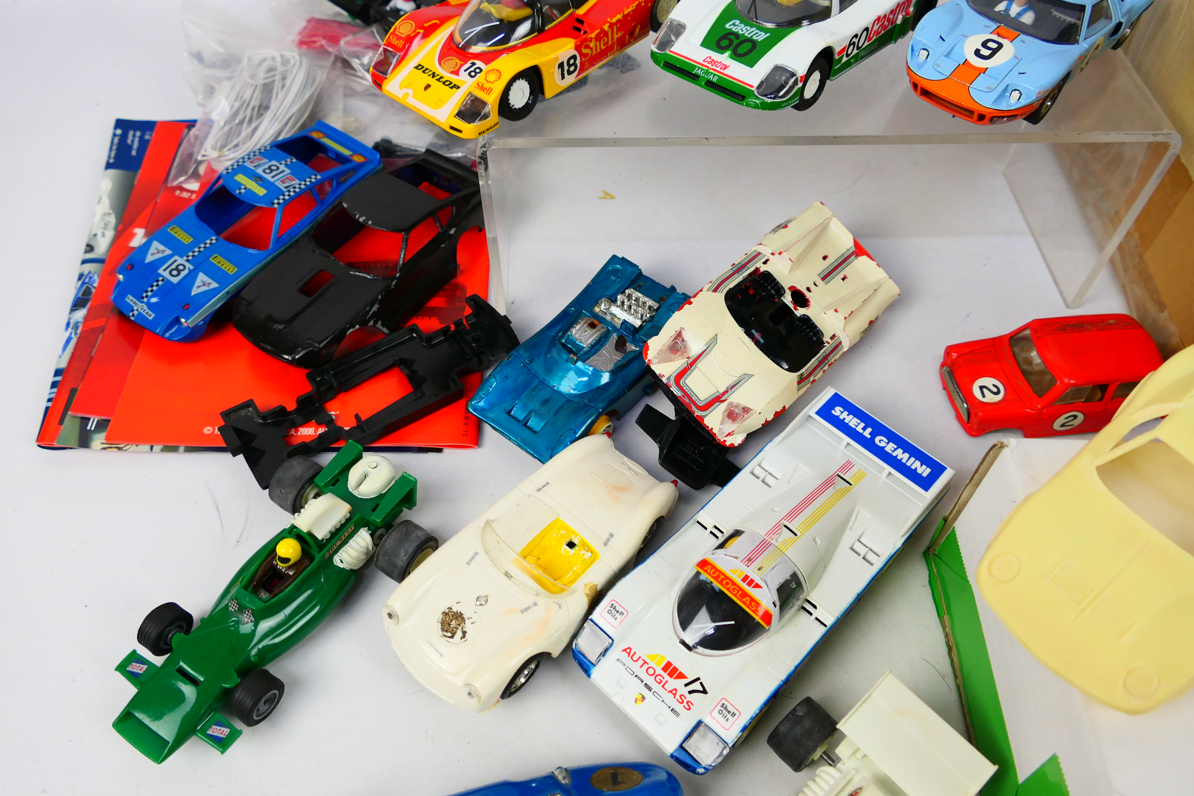 Scalextric - An unboxed group of Scalextric slot cars, - Bild 3 aus 7