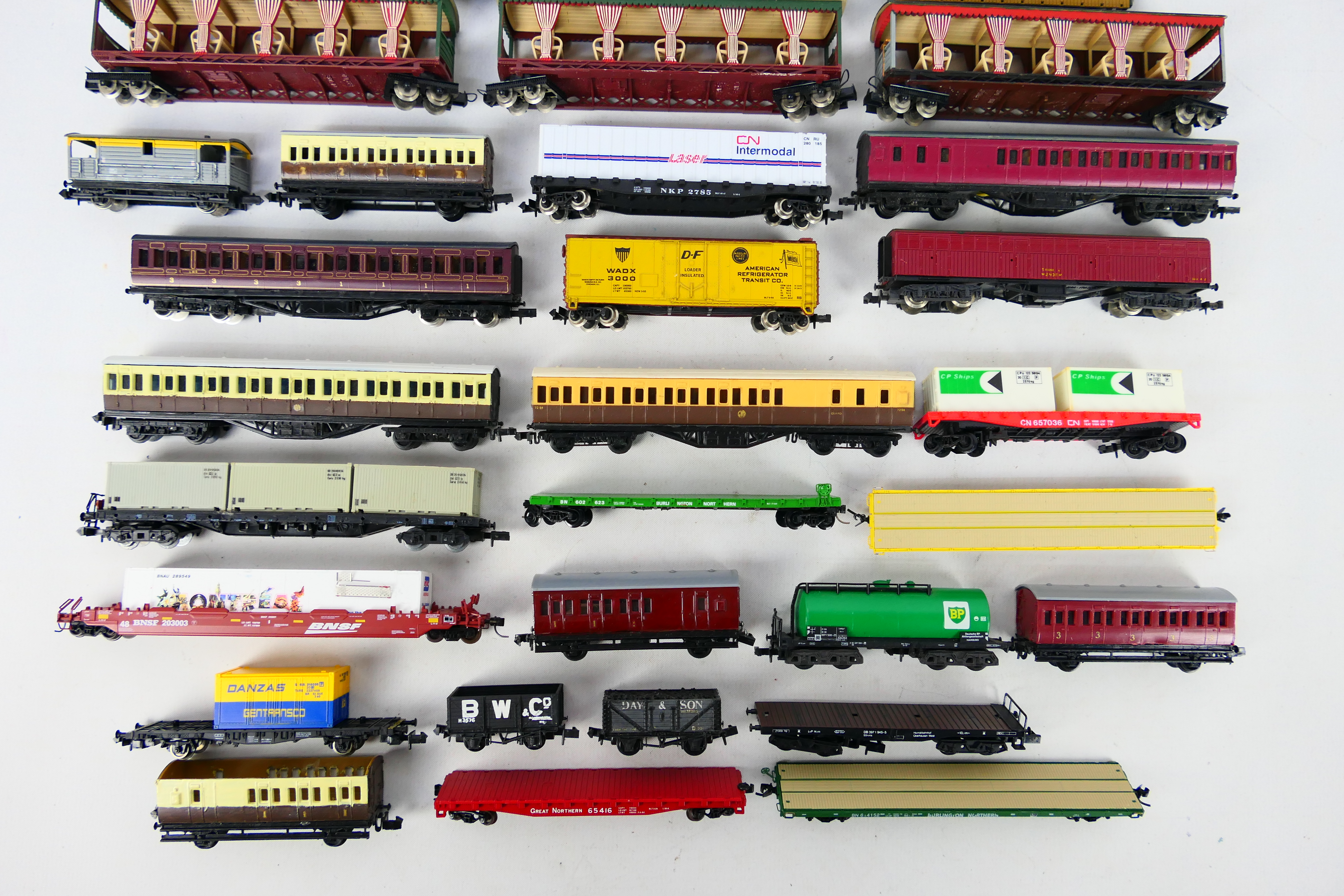 Jouef - Arnold - Trix - Others - An unboxed siding of N gauge freight and passenger rolling stock. - Image 3 of 3