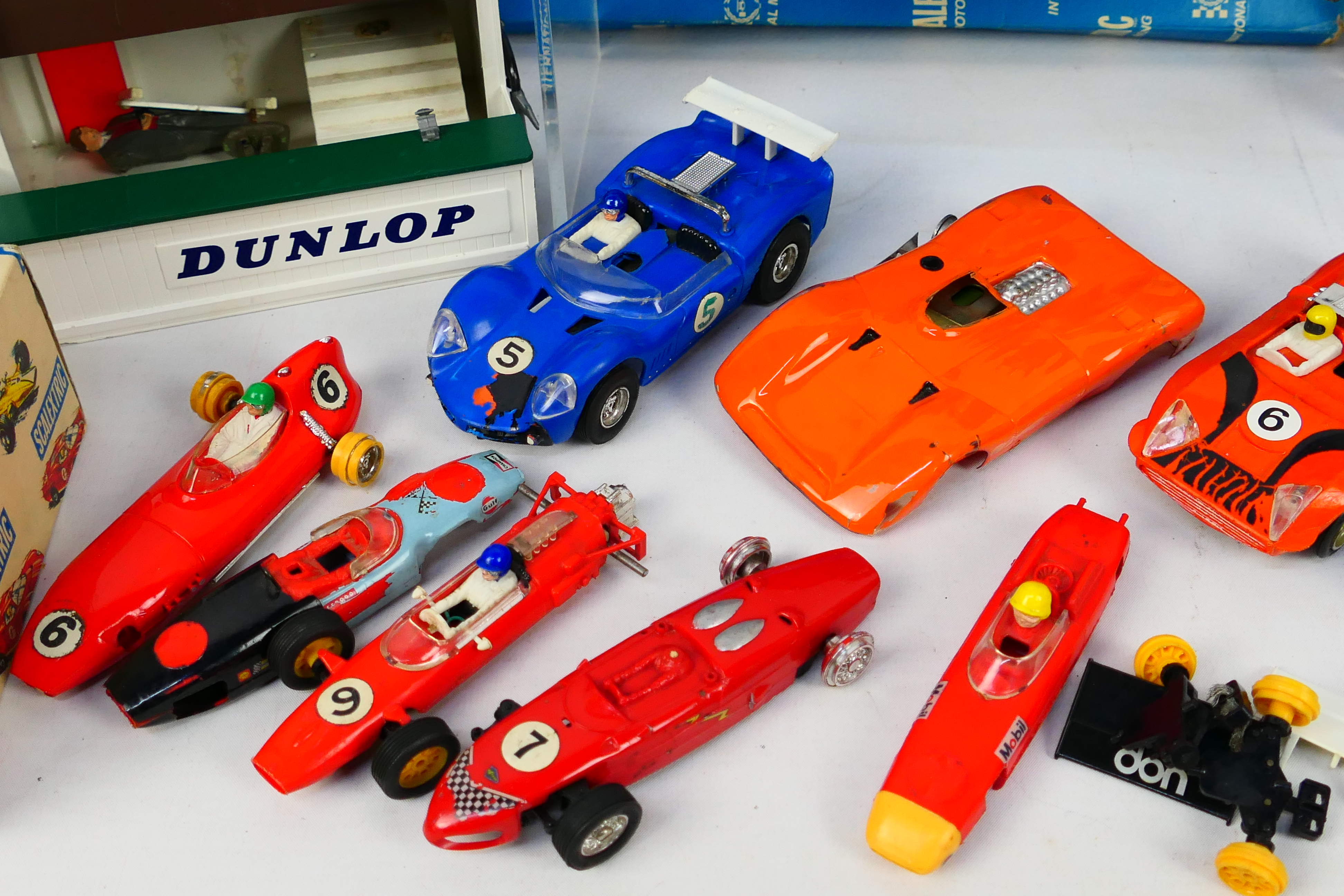 Scalextric - A group of unboxed vintage Scalextric slot cars, - Image 4 of 5