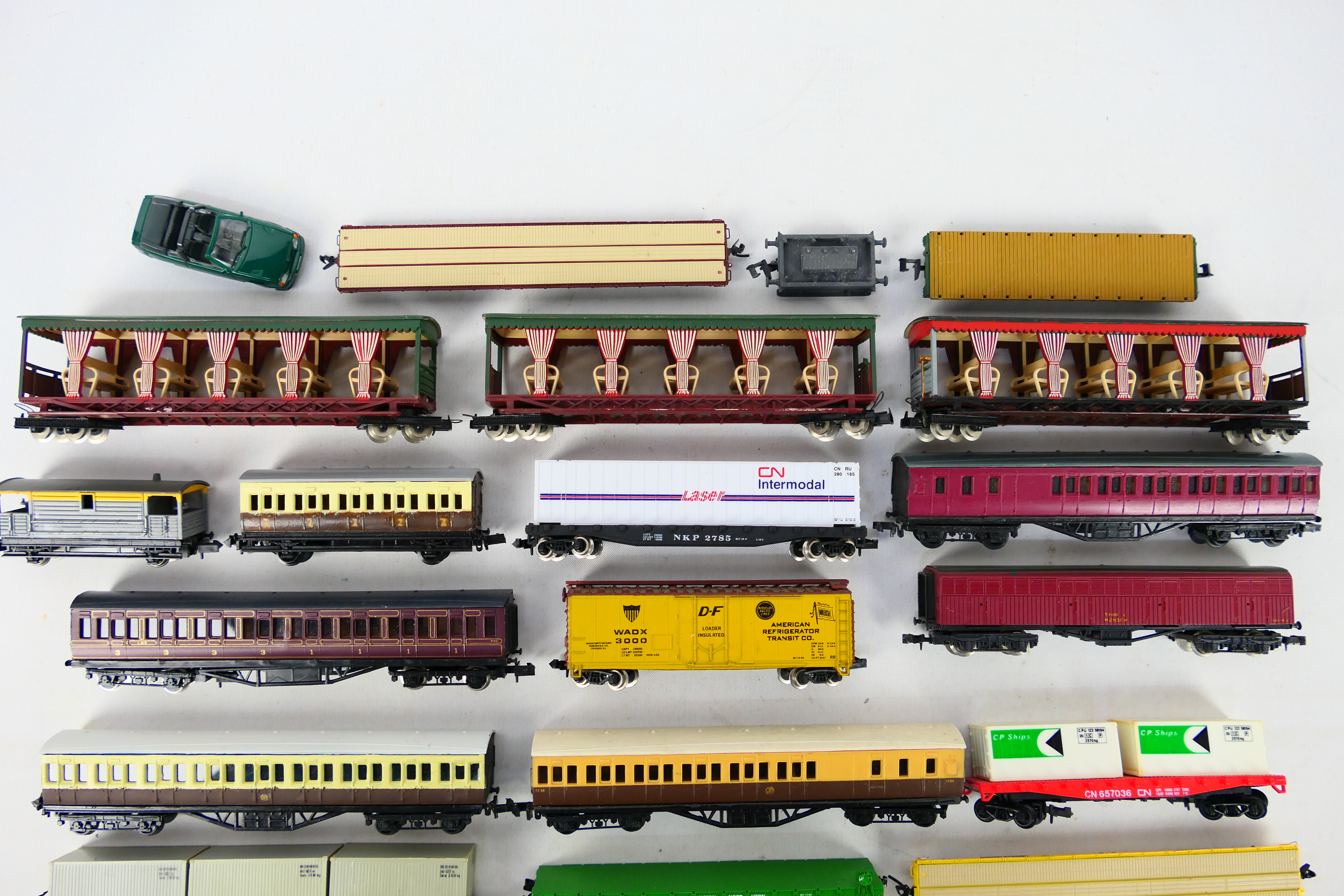 Jouef - Arnold - Trix - Others - An unboxed siding of N gauge freight and passenger rolling stock. - Image 2 of 3