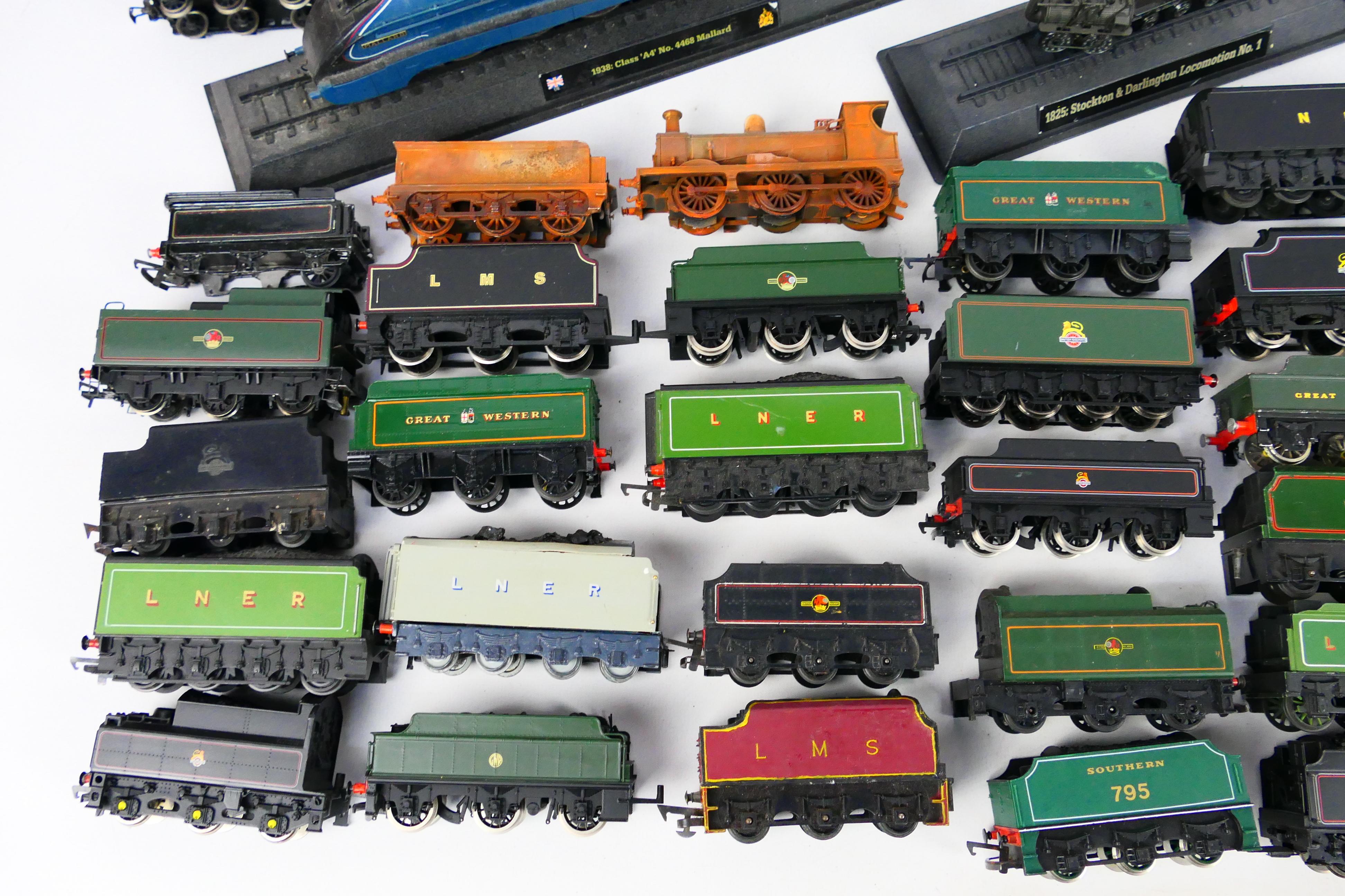 Hornby - Mainline - Tri-ang - Others - Over 40 OO / HO gauge tenders in a variety of liveries, - Image 2 of 5