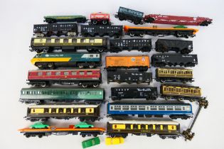 Stewart Hobbies - Hornby - Others - An unboxed group of OO / HO gauge passenger and freight rolling