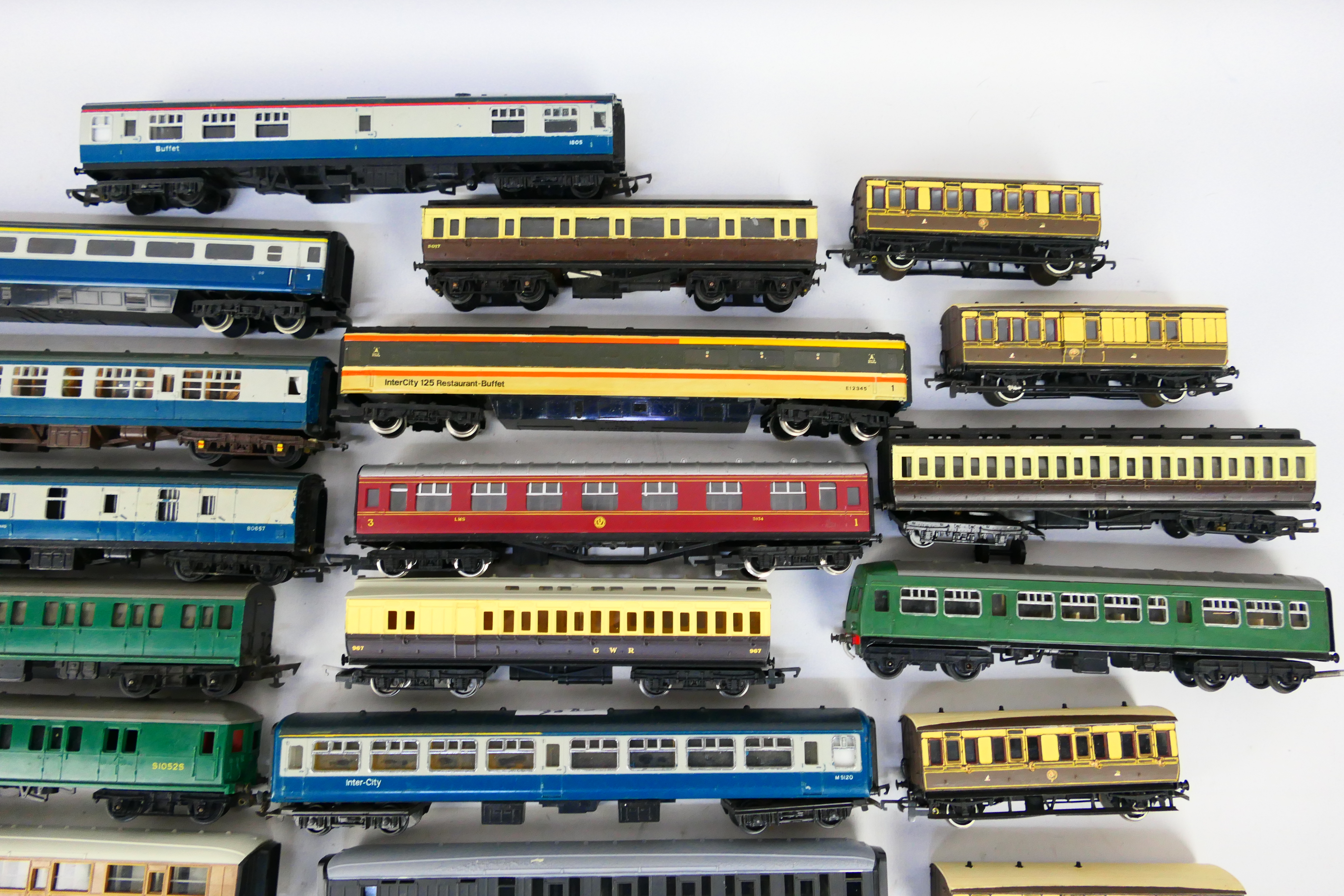 Hornby - Tri-ang - Other - A rake of 22 unboxed OO / HO gauge mainly passenger coaches. - Image 3 of 3