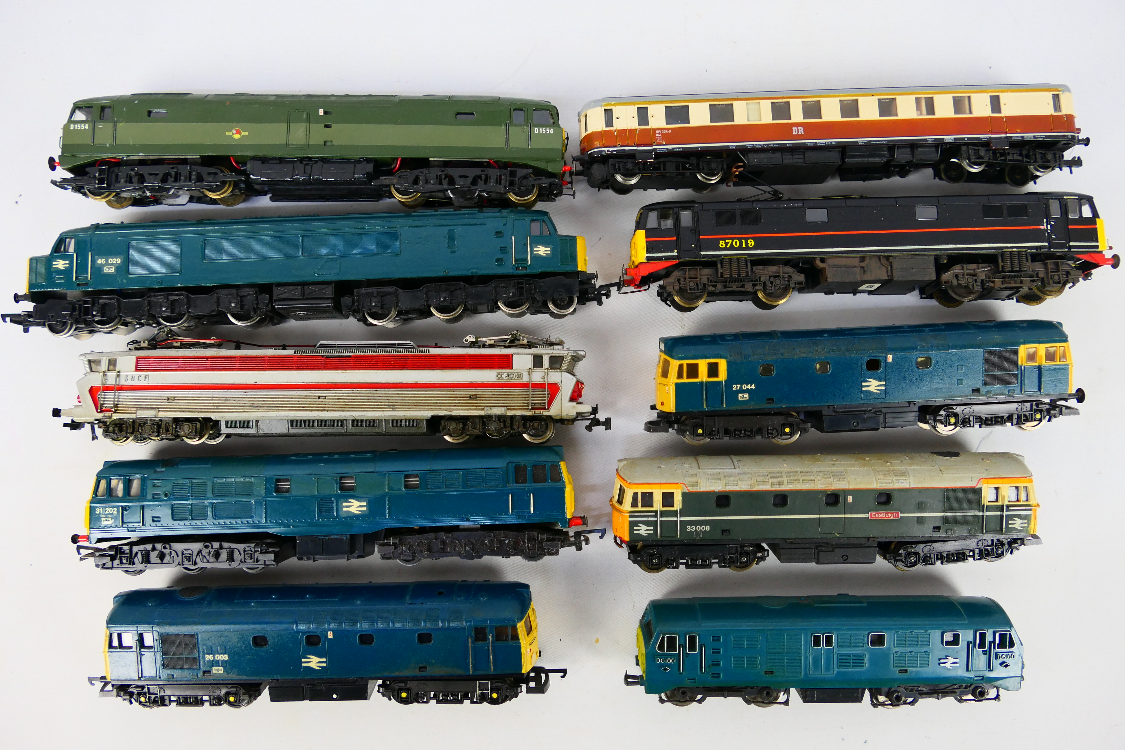 Mainline - 10 unboxed OO / HO gauge diesel and electric locomotives.