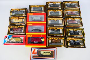 Hornby - Lima - Mainline - Model Railways - A collection of 19 OO Gauge rolling stock.