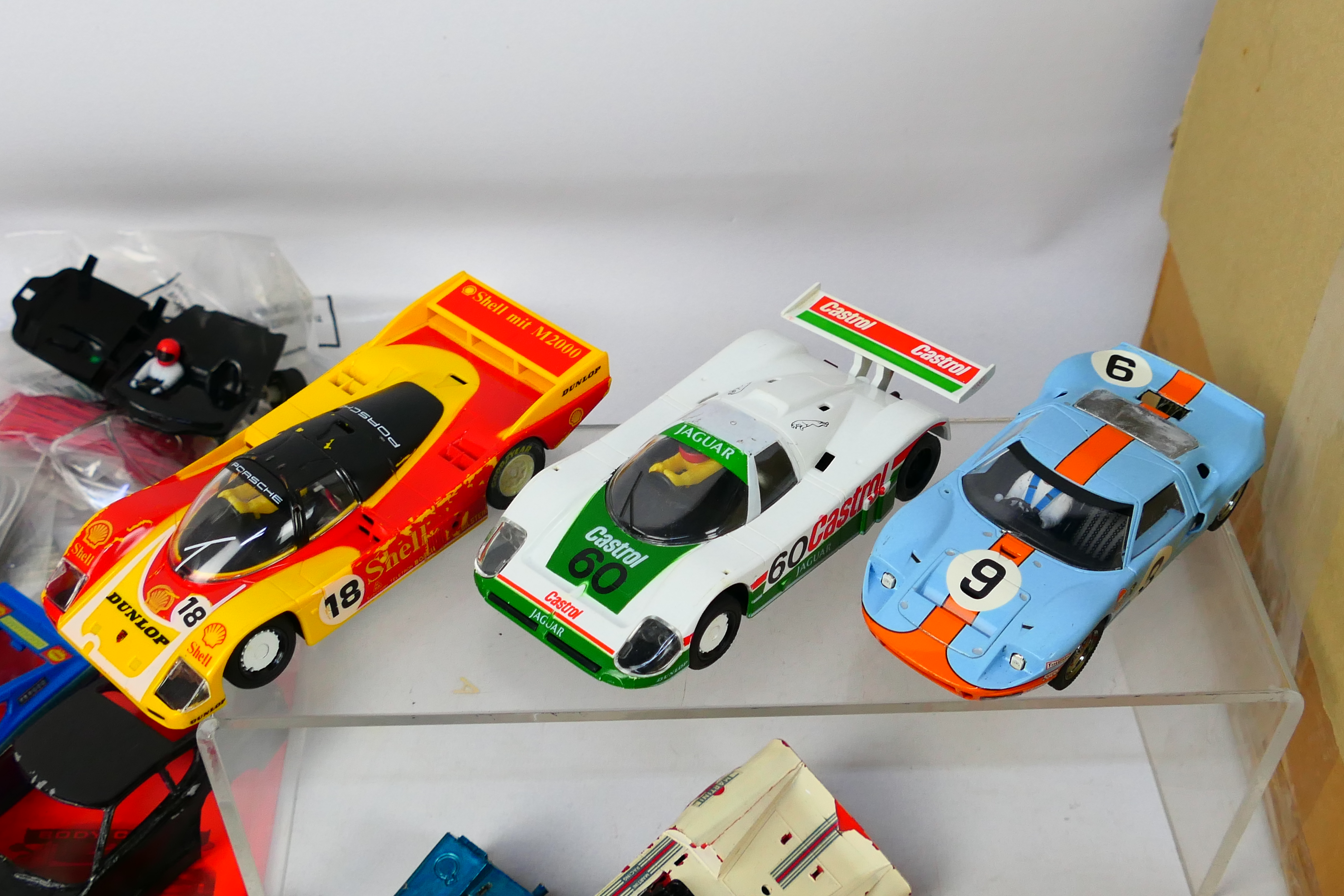 Scalextric - An unboxed group of Scalextric slot cars, - Bild 2 aus 7