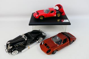 Anson - Ertl - MPC - Two unboxed 1:18 scale diecast model cars with a constructed model kit.