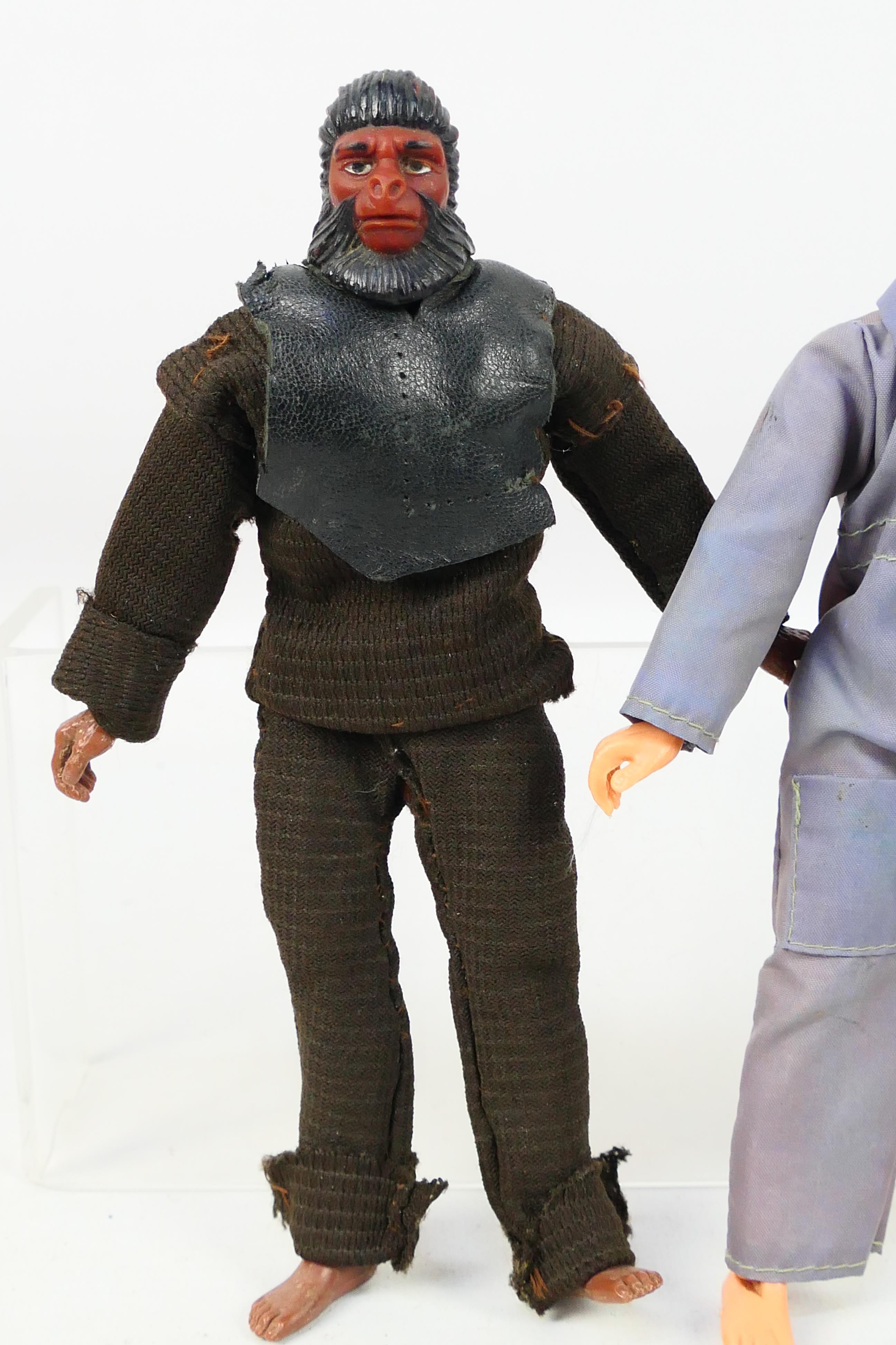 Mego Corp - Apjac - Planet of the Apes - A pair of 8" action figures from The Planet of The Apes - Image 2 of 6
