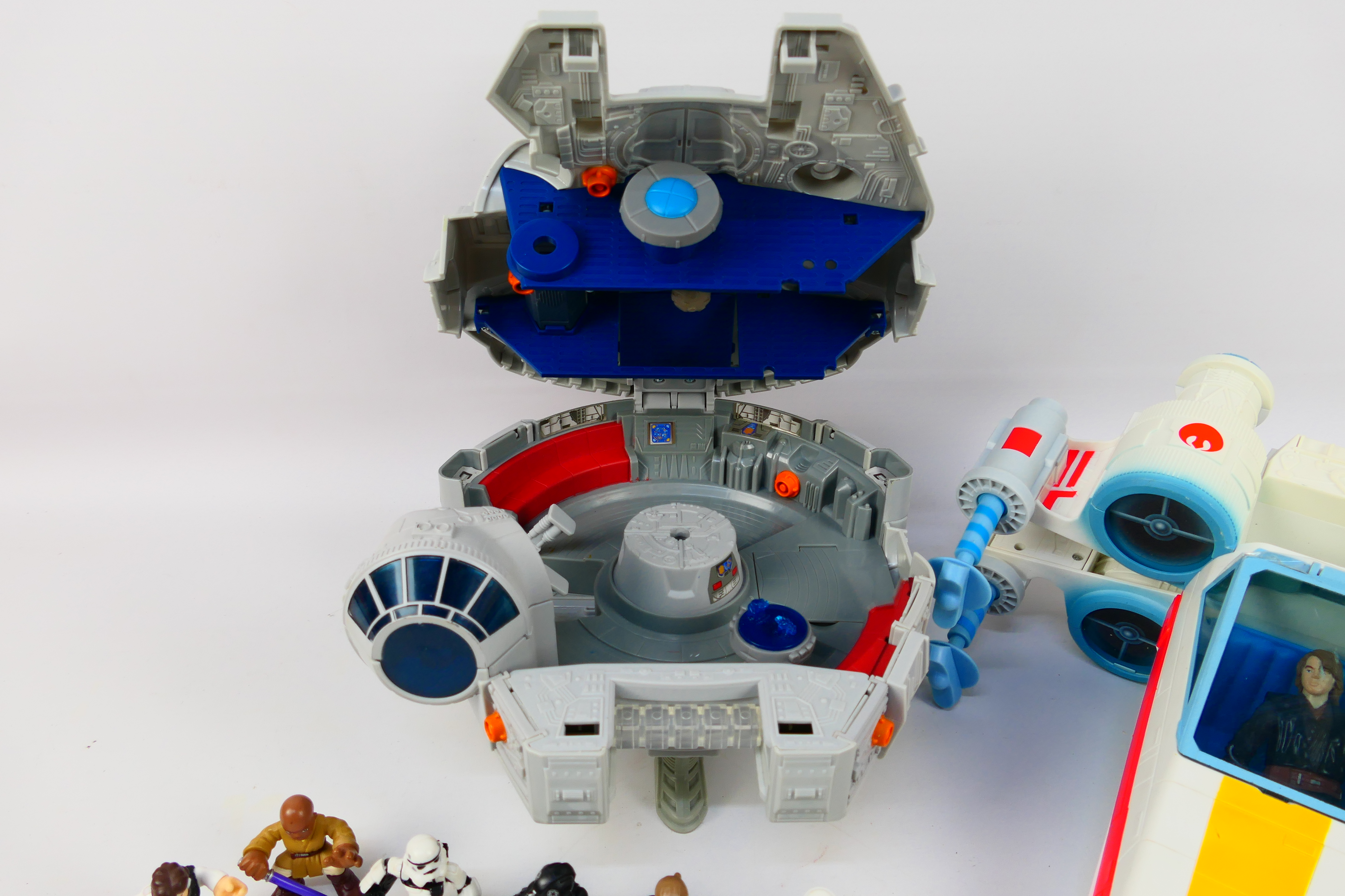 Hasbro - Star Wars - A Star Wars Millennium Falcon Plat Set with figures including Hans, - Image 4 of 13