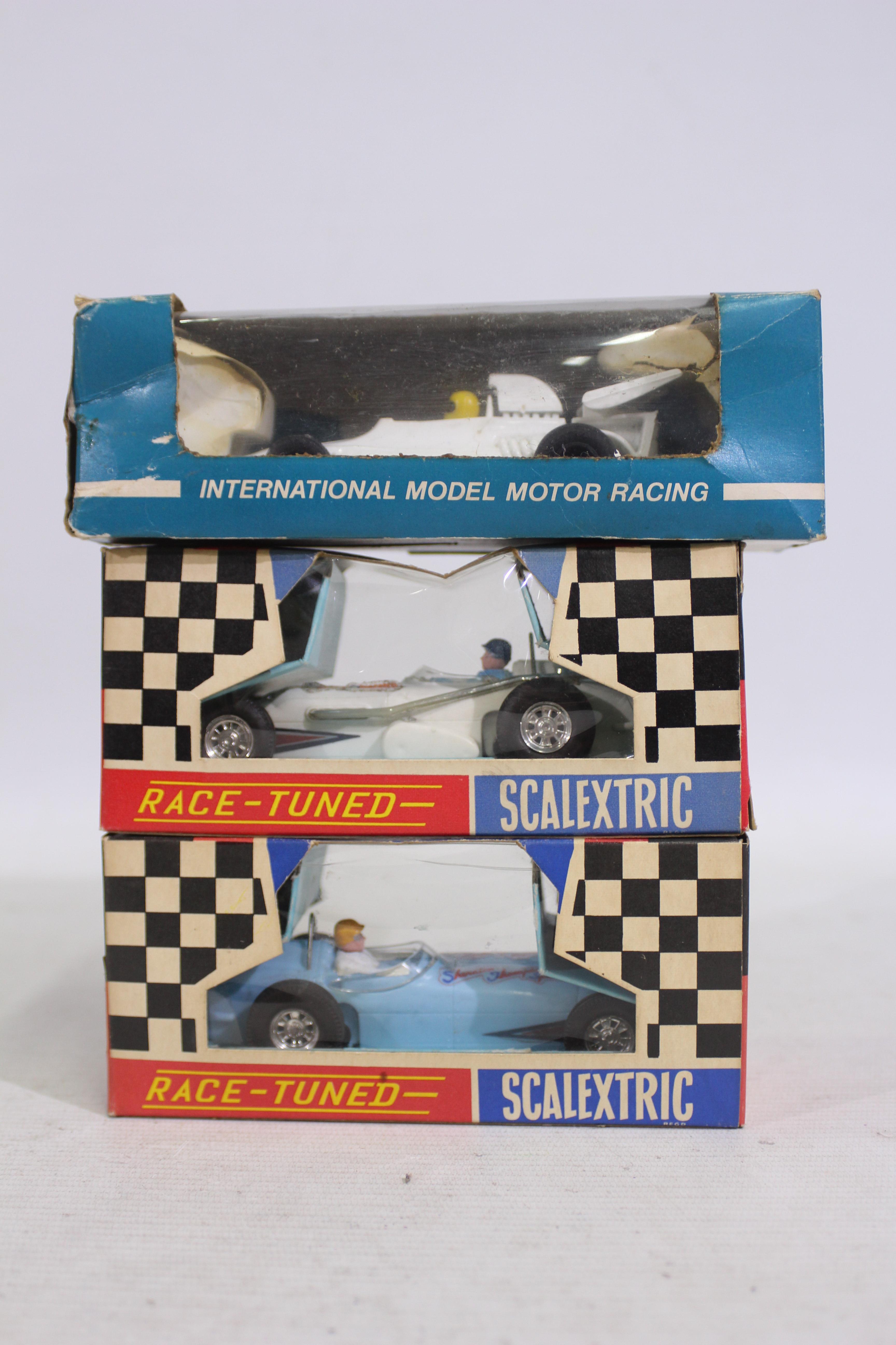 Scalextric - 3 x boxed vintage slot cars, Offenhauser Front Engine car in white # C. - Image 4 of 7