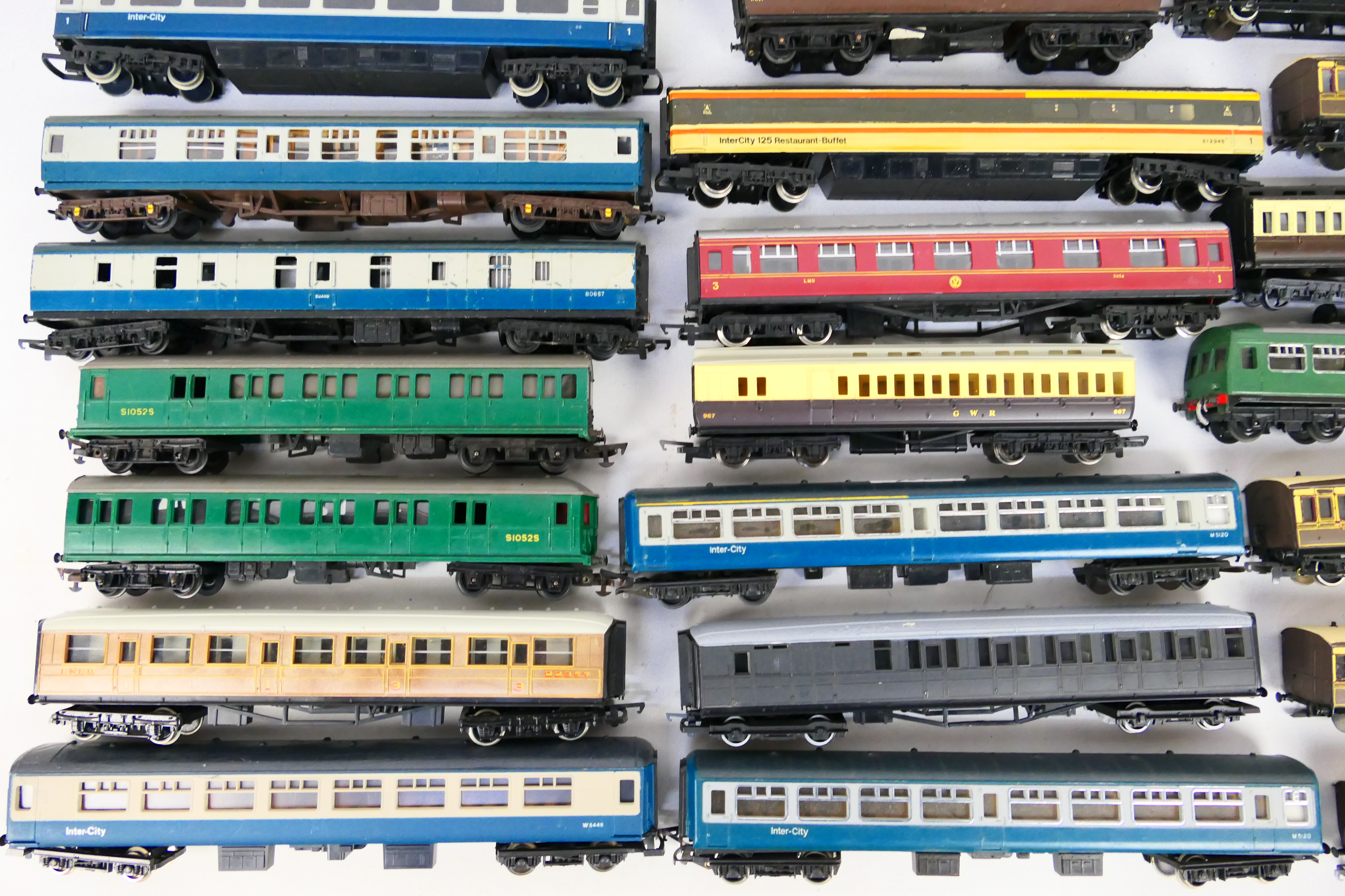 Hornby - Tri-ang - Other - A rake of 22 unboxed OO / HO gauge mainly passenger coaches. - Image 2 of 3