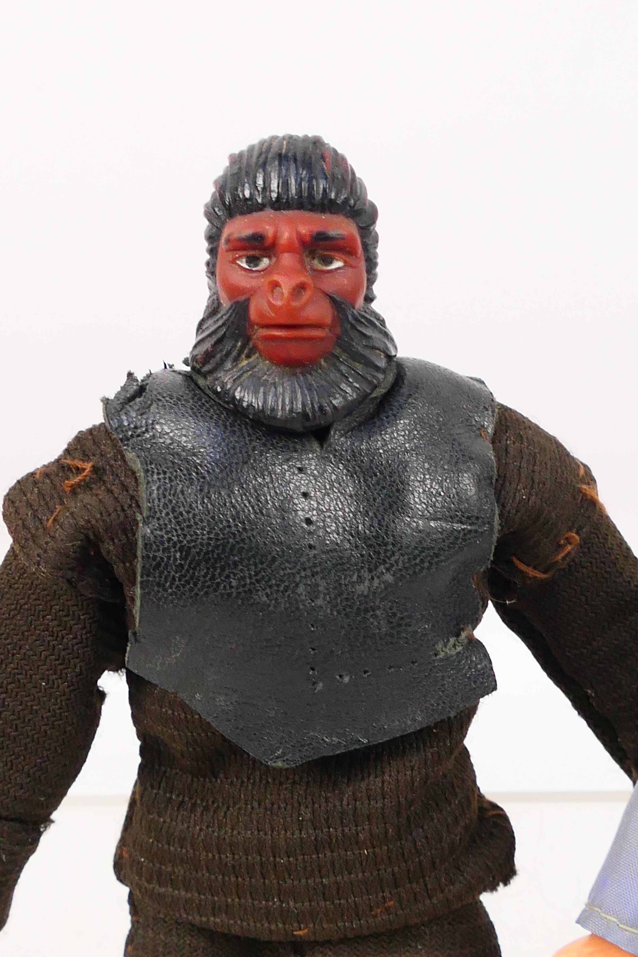 Mego Corp - Apjac - Planet of the Apes - A pair of 8" action figures from The Planet of The Apes - Image 3 of 6