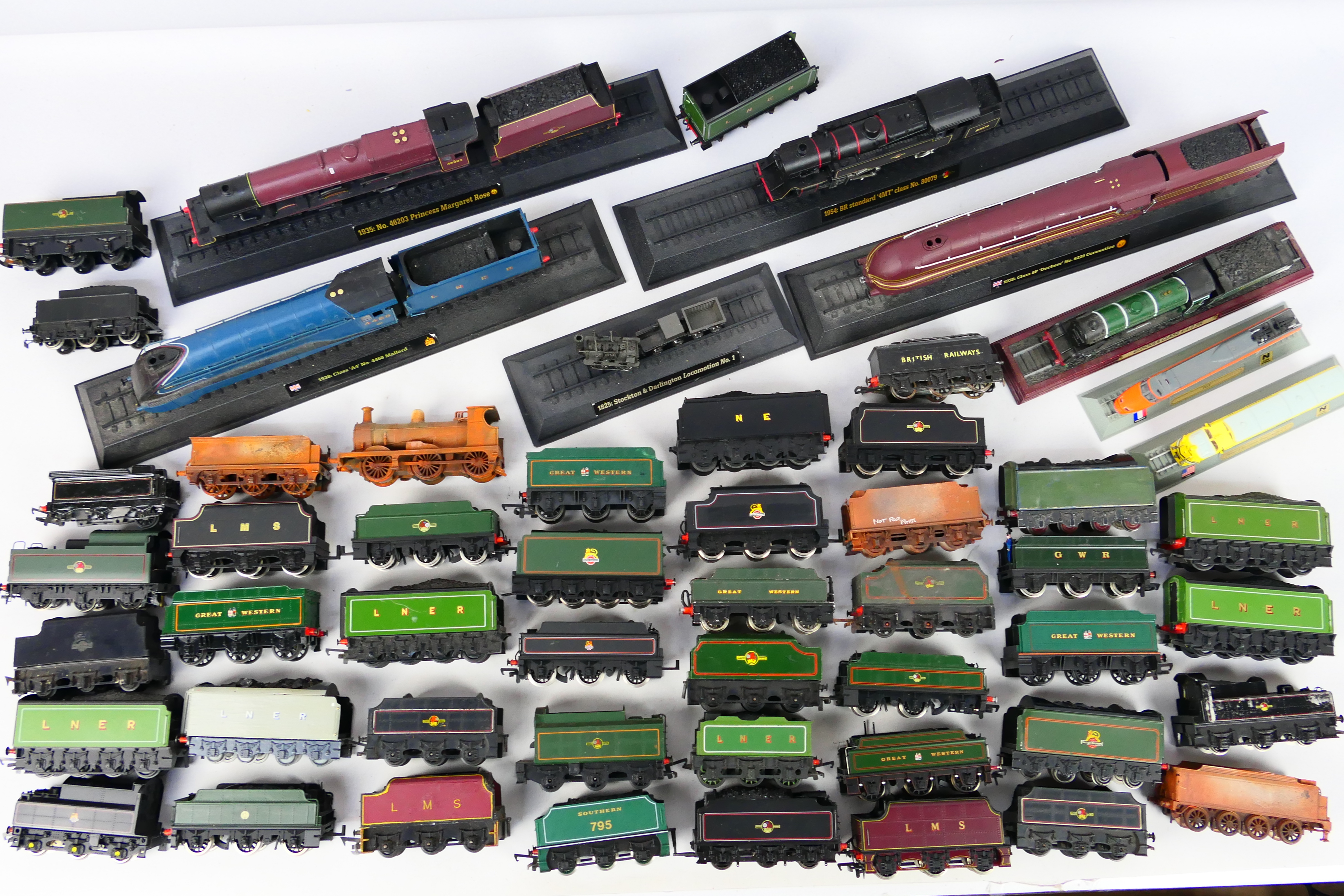 Hornby - Mainline - Tri-ang - Others - Over 40 OO / HO gauge tenders in a variety of liveries,
