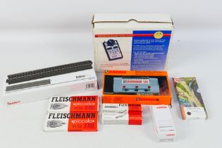 Marklin - Fleischmann - Arnold - Other - A small group of boxed HO and N gauge track and model