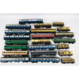 Hornby - Tri-ang - Other - A rake of 22 unboxed OO / HO gauge mainly passenger coaches.