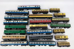 Hornby - Tri-ang - Other - A rake of 22 unboxed OO / HO gauge mainly passenger coaches.