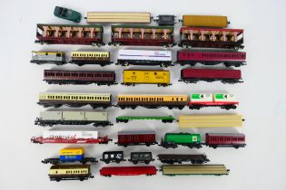 Jouef - Arnold - Trix - Others - An unboxed siding of N gauge freight and passenger rolling stock.