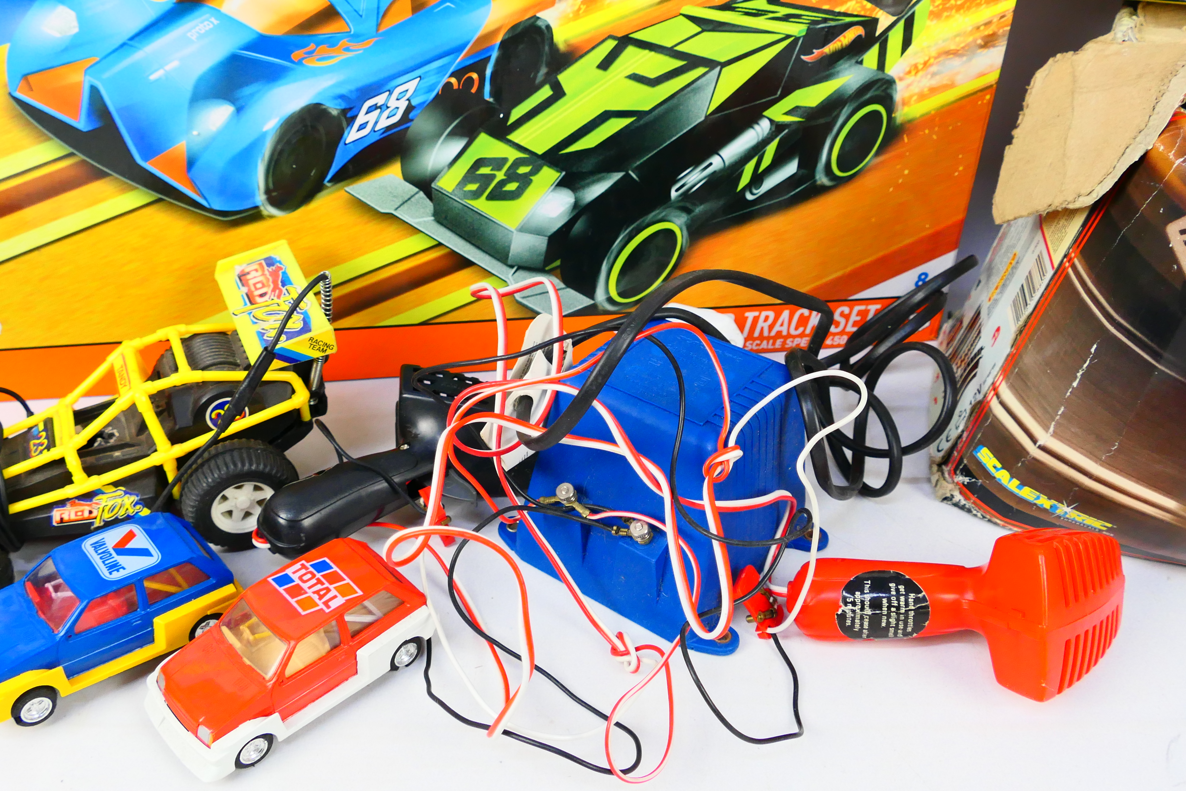 Hot Weels - Scalextric - A Hotwheels 683cm circuit Slot Car Track Set (#83131) with instruction. - Image 3 of 6