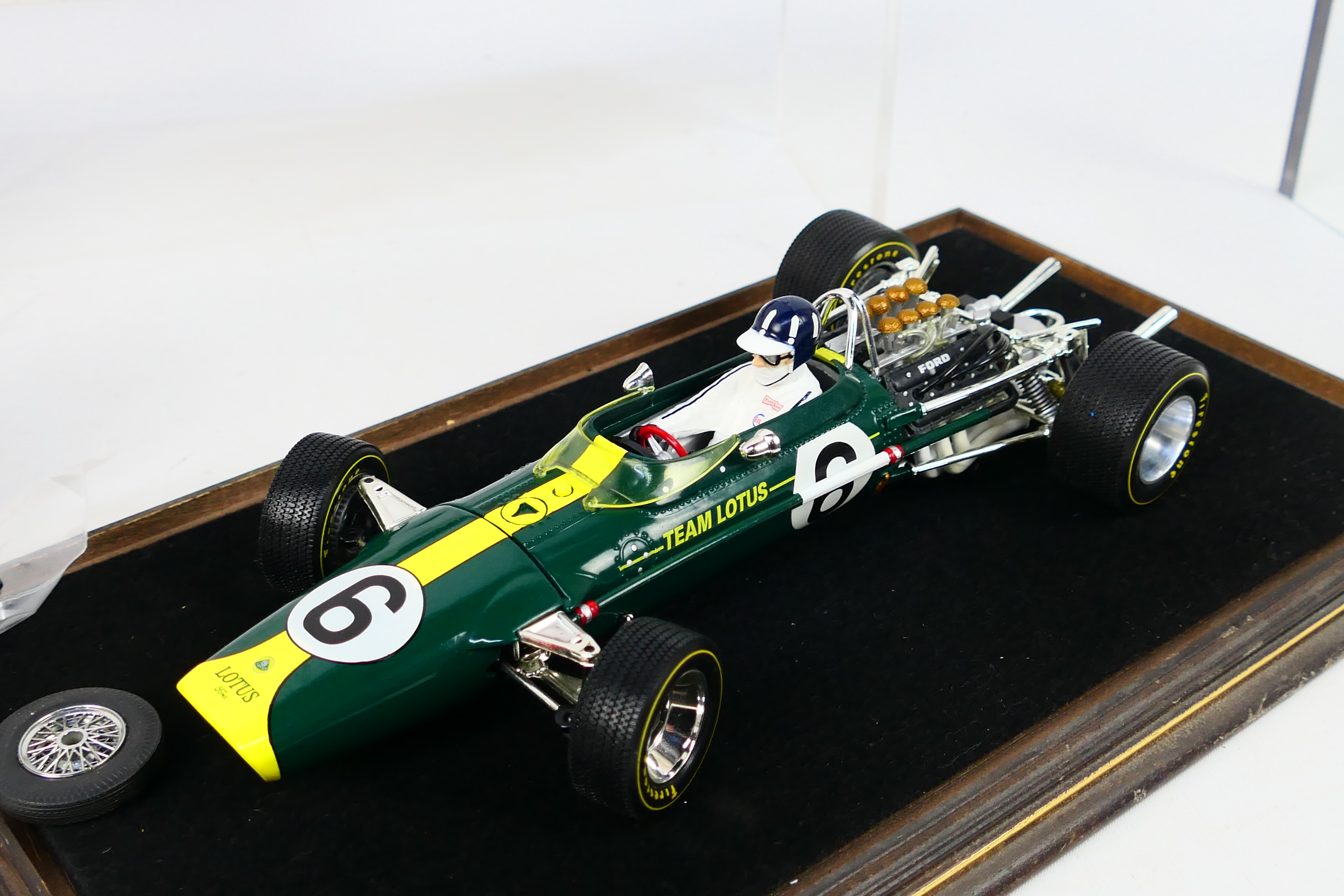 Quartzo - Franklin Mint - A Quartzo 1:18 scale Lotus 49 F1 diecast racing car 'Graham Hill' with a - Image 5 of 5