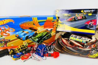 Hot Weels - Scalextric - A Hotwheels 683cm circuit Slot Car Track Set (#83131) with instruction.