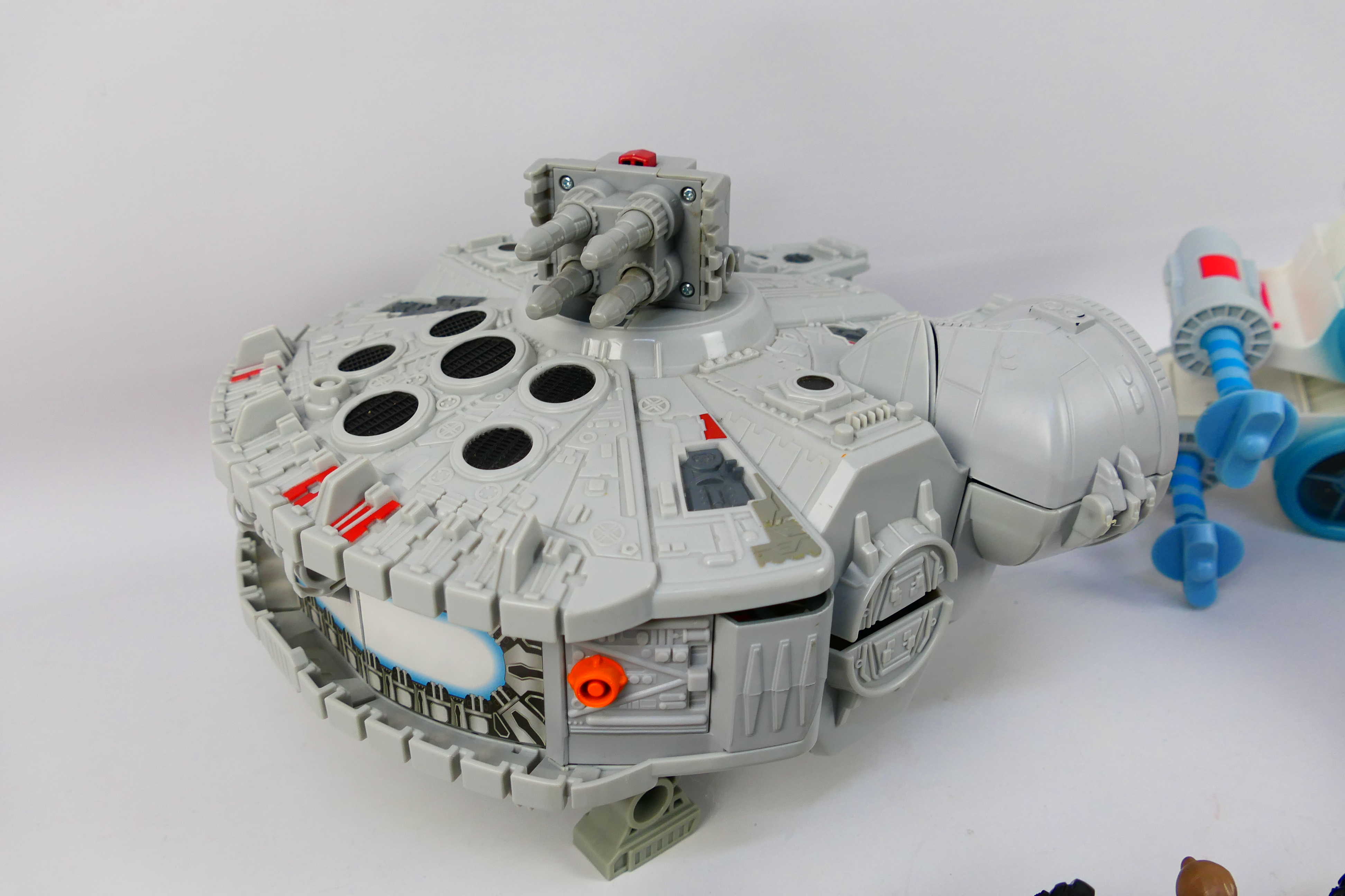 Hasbro - Star Wars - A Star Wars Millennium Falcon Plat Set with figures including Hans, - Image 8 of 13