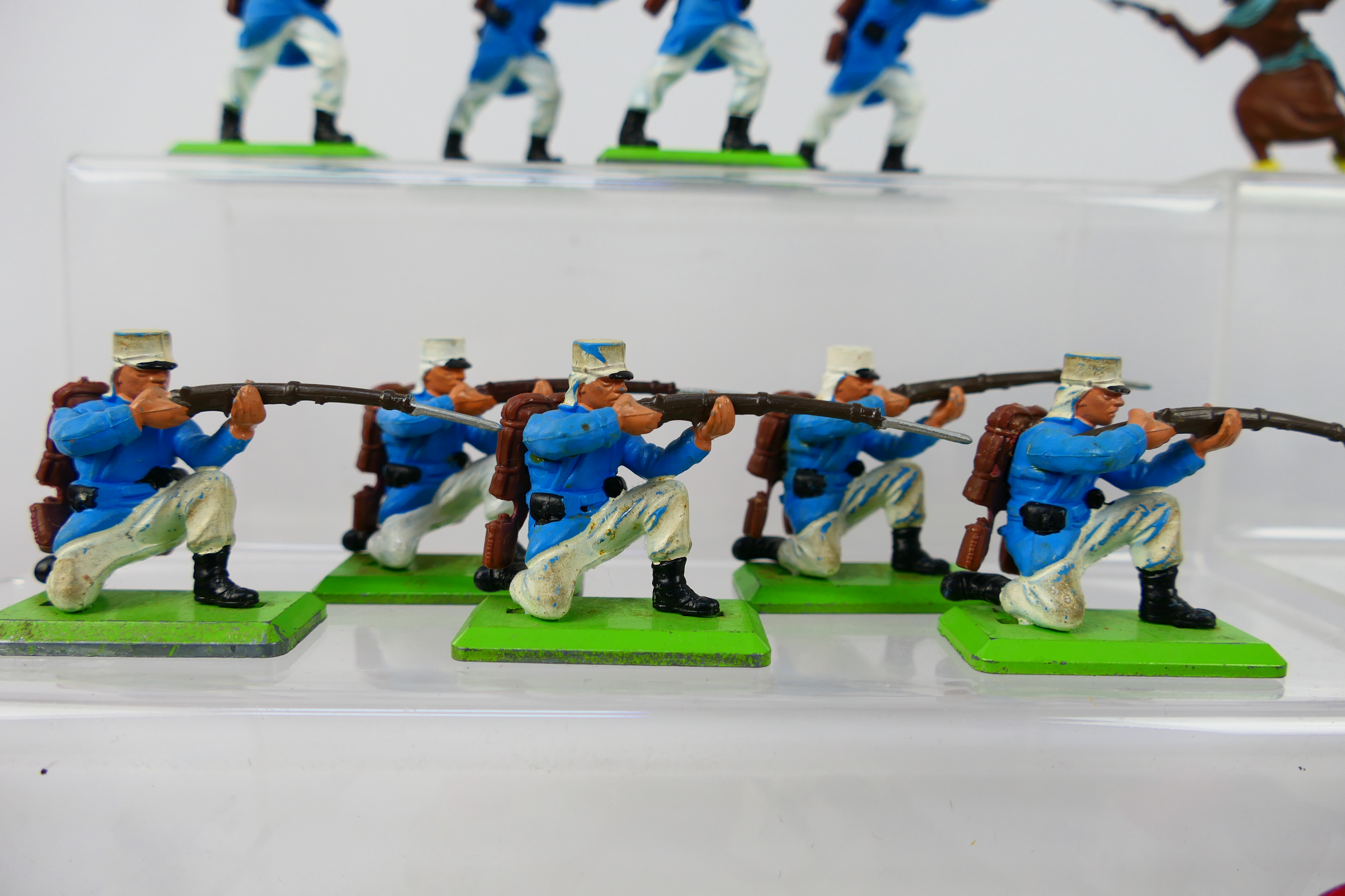 Britains Deetail - A collection of 24 unboxed Britains Deetail French Foreign Legion and Arab - Image 6 of 11