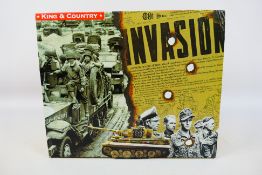 King and Country - A boxed King & Country AK27 WW2 'Afrika Korps' series 105mm F18 Howitzer with 5
