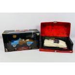 Road Signature - Guiloy - Two boxed 1:18 scale diecast model cars.