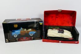 Road Signature - Guiloy - Two boxed 1:18 scale diecast model cars.